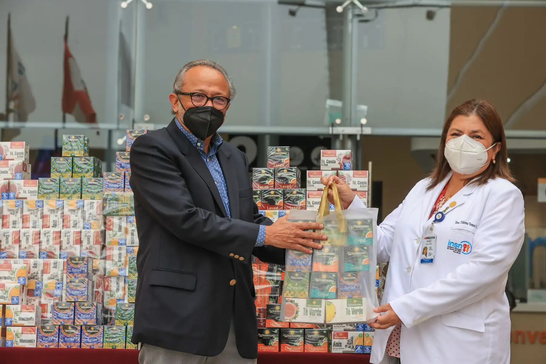 La donación fue recibida por la directora del INSN, doctora Zulema Tomas, quien además realizó un recorrido junto a las “Leonas” y el fundador de Wawasana, Alfredo Menacho, por algunos ambientes del Instituto con el fin de llevar un mensaje de aliento y solidaridad a los menores pacientes y sus familias.
Foto: ANDINA/Andrés Valle