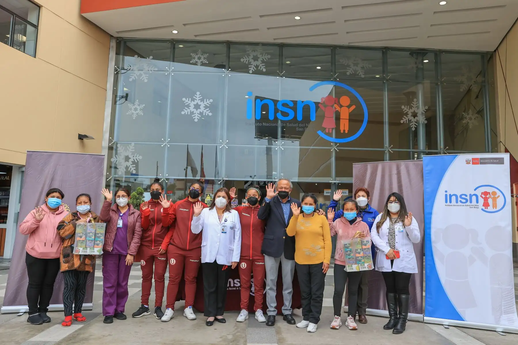 La donación fue recibida por la directora del INSN de San Borja, doctora Zulema Tomas, quien además realizó un recorrido junto a las “Leonas” y el fundador de Wawasana por algunos ambientes del Instituto con el fin de llevar un mensaje de aliento y solidaridad a los menores pacientes y sus familias.
Foto: ANDINA/Andrés Valle