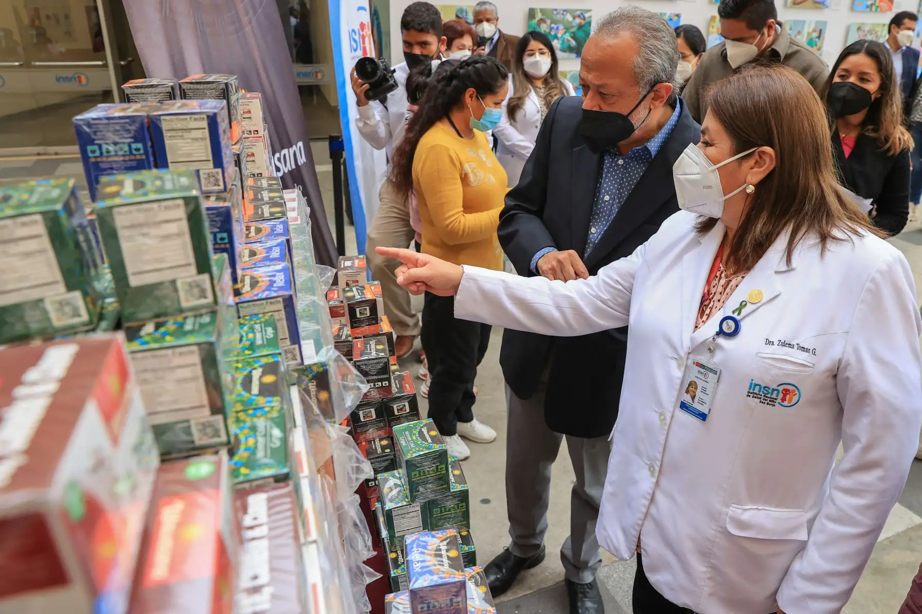 La donación fue recibida por la directora del INSN de San Borja, doctora Zulema Tomas, quien además realizó un recorrido junto a las “Leonas” y el fundador de Wawasana por algunos ambientes del Instituto con el fin de llevar un mensaje de aliento y solidaridad a los menores pacientes y sus familias.
Foto: ANDINA/Andrés Valle