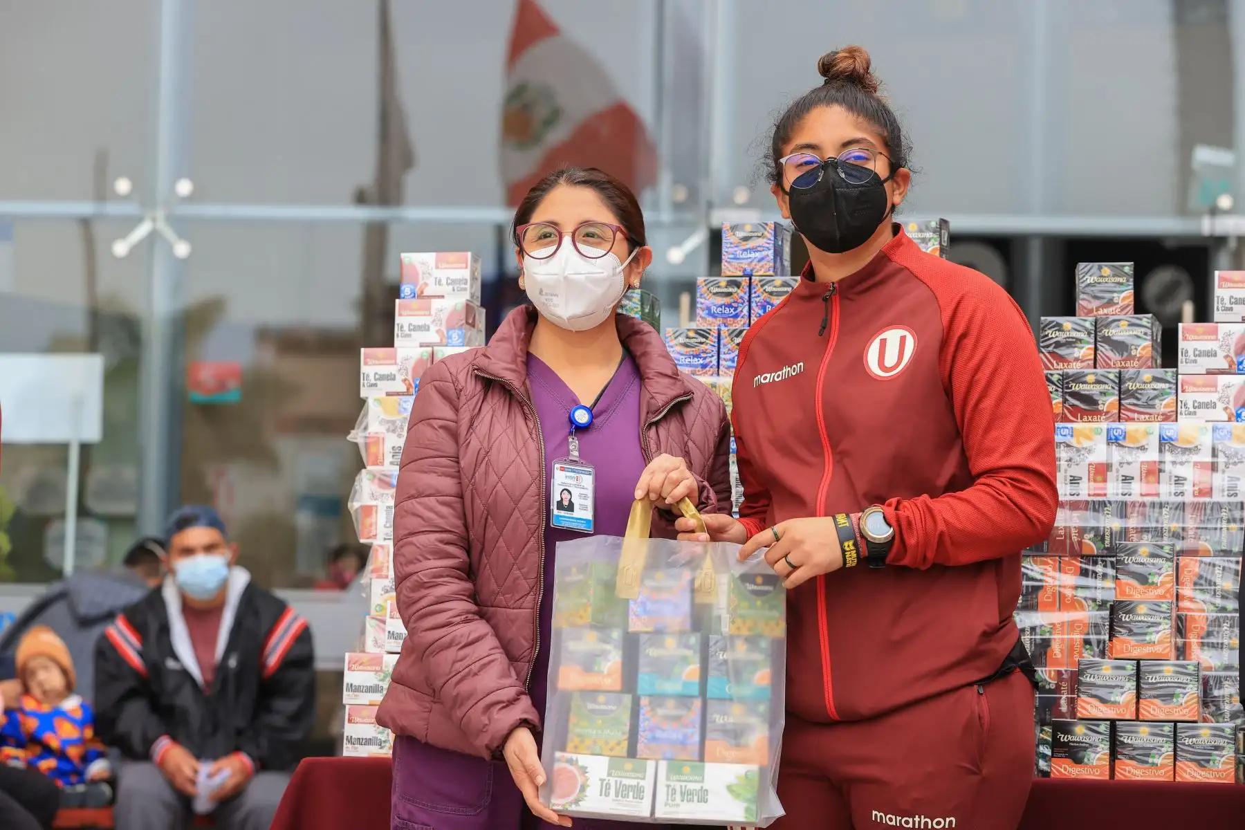 Las integrantes del equipo femenino de Universitario de Deportes Kimberly Flores, Adriana Muñoz y Karla López junto a Alfredo Menacho presidente de Wawasana, participaron de la entrega de 400 kits de productos con propiedades beneficiosas para la salud que serán destinados a los pequeños pacientes del Instituto Nacional de Salud del Niño de San Borja. (INSN).
Foto: ANDINA/Andrés Valle
