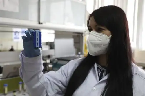 La doctora Angélica Baena lidera el proyecto para el desarrollo de supercapacitores: dispositivos que permiten almacenar energía solar, eólica, eléctrica, entre otras. Foto: Concytec