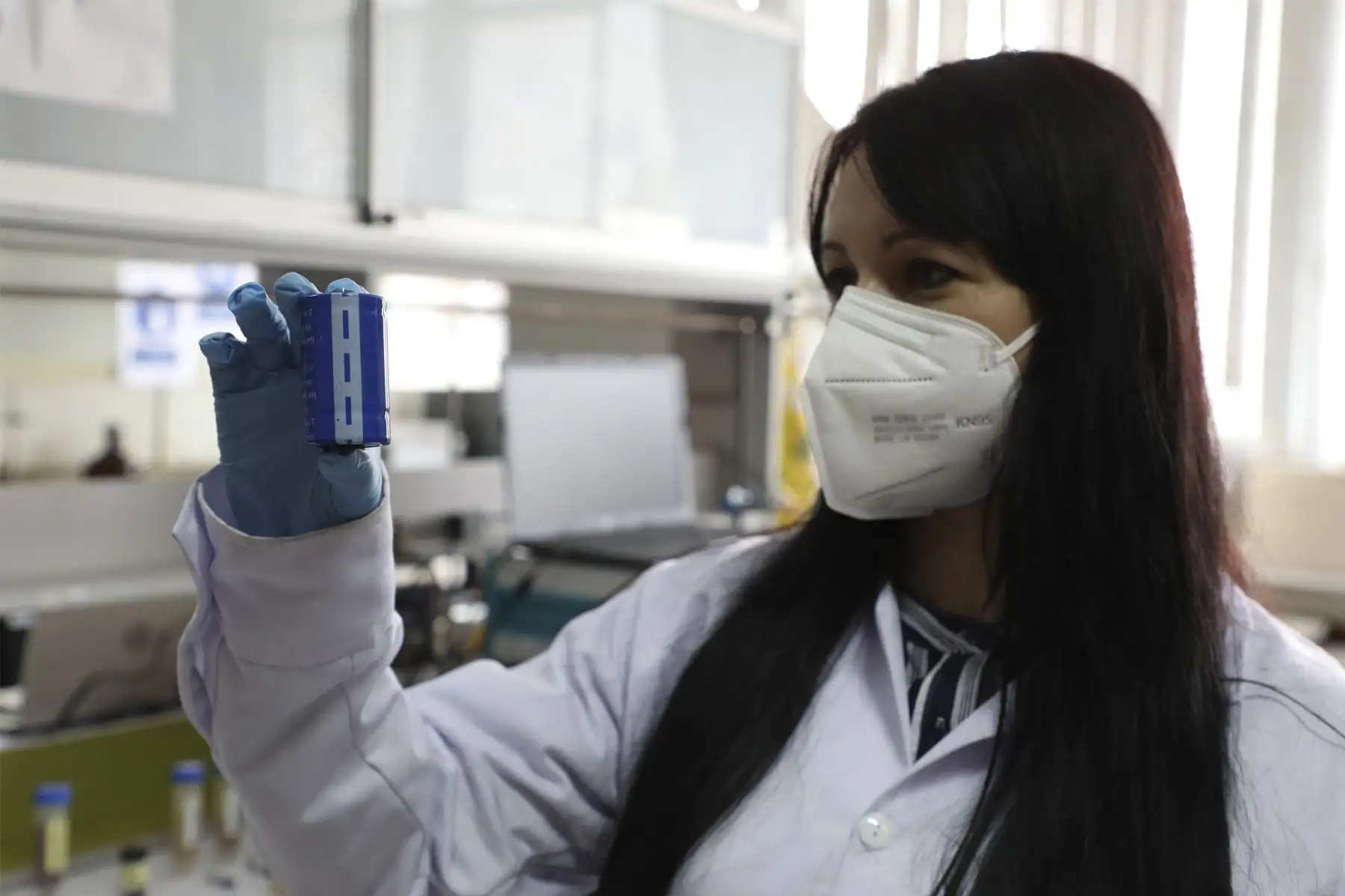 La doctora Angélica Baena lidera el proyecto para el desarrollo de supercapacitores: dispositivos que permiten almacenar energía solar, eólica, eléctrica, entre otras. Foto: Concytec