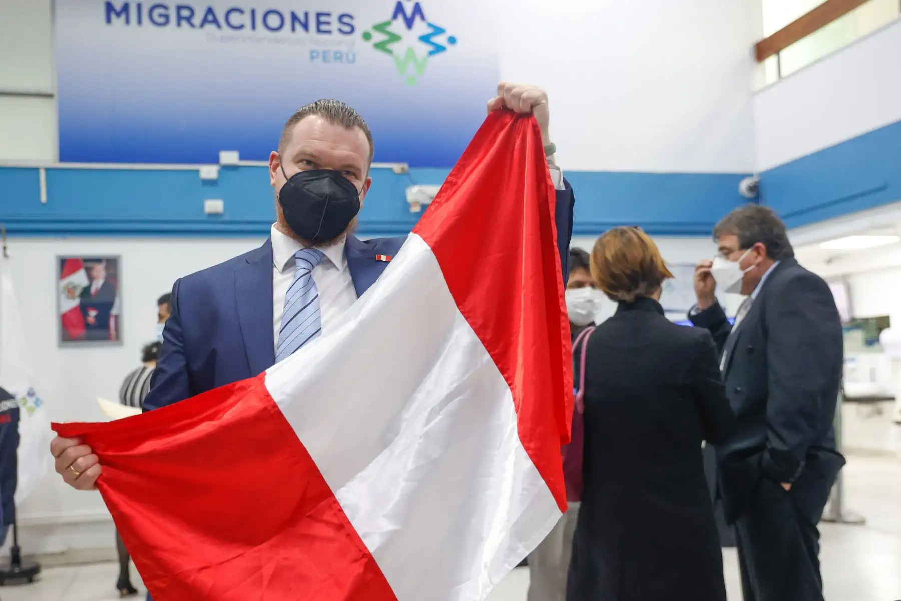 Con la presencia del superintendente Nacional de Migraciones, Jorge Fernández Campos, la oficina de Migraciones tomó juramento como nuevos peruanos a 49 ciudadanos de Rusia, Ucrania, Egipto, Inglaterra, entre otros. Estos nuevos compatriotas que apartir de hoy llevaran también los colores patrios, compartieron estos momentos de emoción y alegría en una emotiva ceremonia junto a sus familiares y amigos. Foto: ANDINA/Melina Mejía