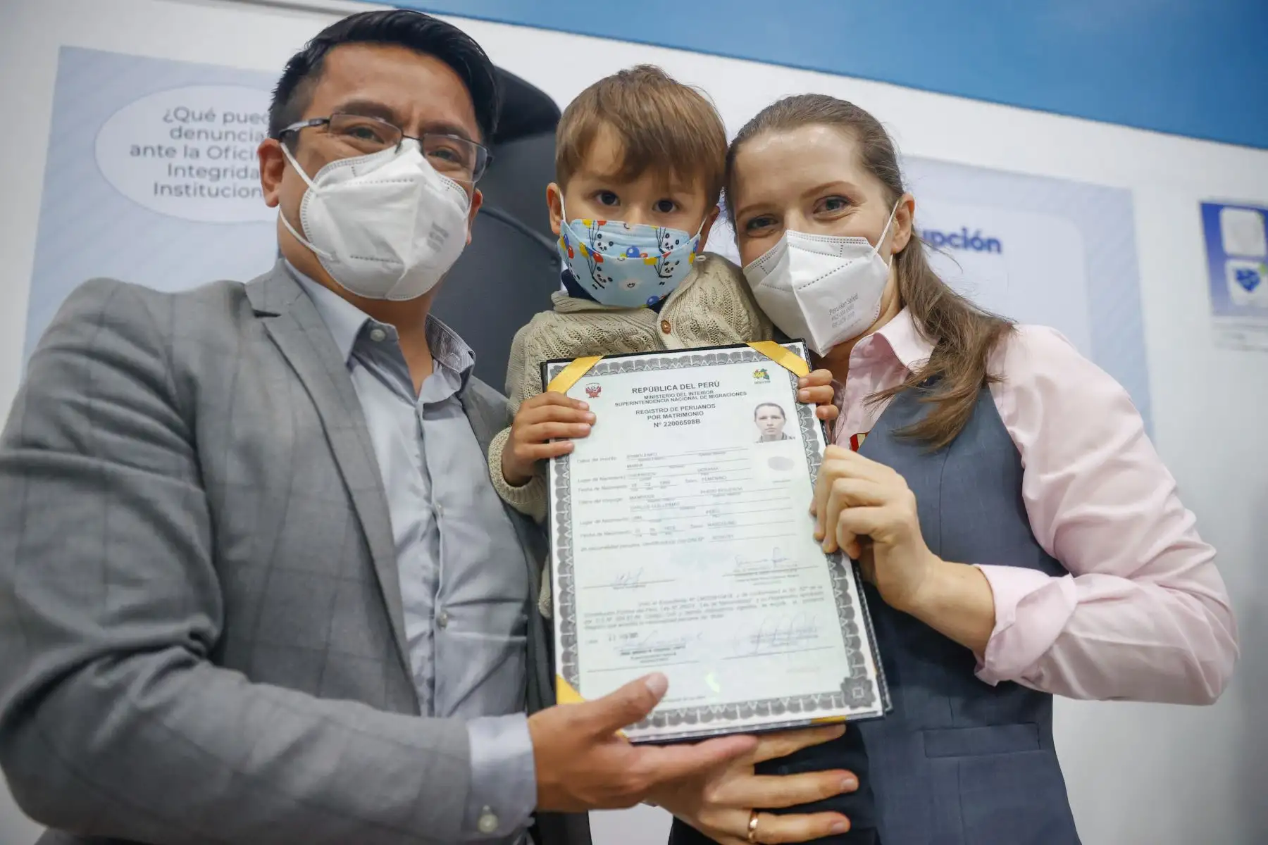 María Iermolenko de Ucrania lleva 7 años en Perú y hoy recibió la nacionalidad peruana junto a su familia. La oficina de Migraciones tomó juramento como nuevos peruanos a 49 ciudadanos de Rusia, Ucrania, Egipto, Inglaterra, entre otros. Estos nuevos compatriotas que apartir de hoy llevaran también los colores patrios, compartieron estos momentos de emoción y alegría en una emotiva ceremonia junto a sus familiares y amigos. Foto: ANDINA/Melina Mejía
