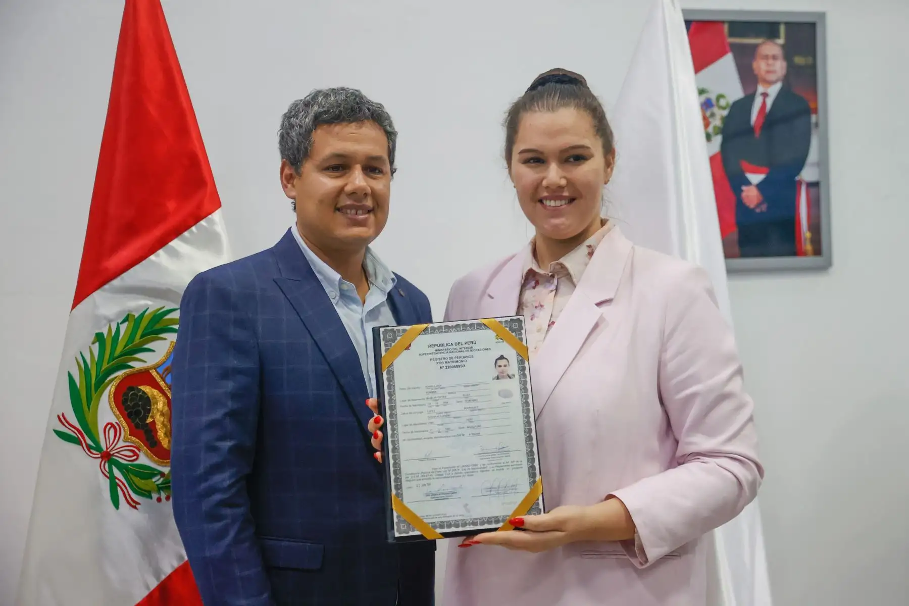 Con la presencia del superintendente Nacional de Migraciones, Jorge Fernández Campos, la oficina de Migraciones tomó juramento como nuevos peruanos a 49 ciudadanos de Rusia, Ucrania, Egipto, Inglaterra, entre otros. Estos nuevos compatriotas que apartir de hoy llevaran también los colores patrios, compartieron estos momentos de emoción y alegría en una emotiva ceremonia junto a sus familiares y amigos. Foto: ANDINA/Melina Mejía