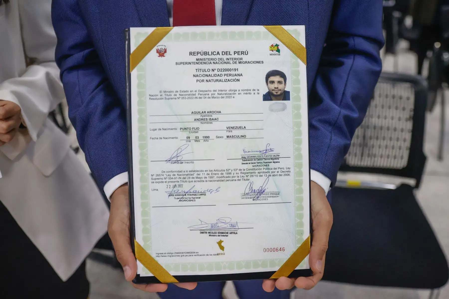 Con la presencia del superintendente Nacional de Migraciones, Jorge Fernández Campos, la oficina de Migraciones tomó juramento como nuevos peruanos a 49 ciudadanos de Rusia, Ucrania, Egipto, Inglaterra, entre otros. Estos nuevos compatriotas que apartir de hoy llevaran también los colores patrios, compartieron estos momentos de emoción y alegría en una emotiva ceremonia junto a sus familiares y amigos. Foto: ANDINA/Melina Mejía
