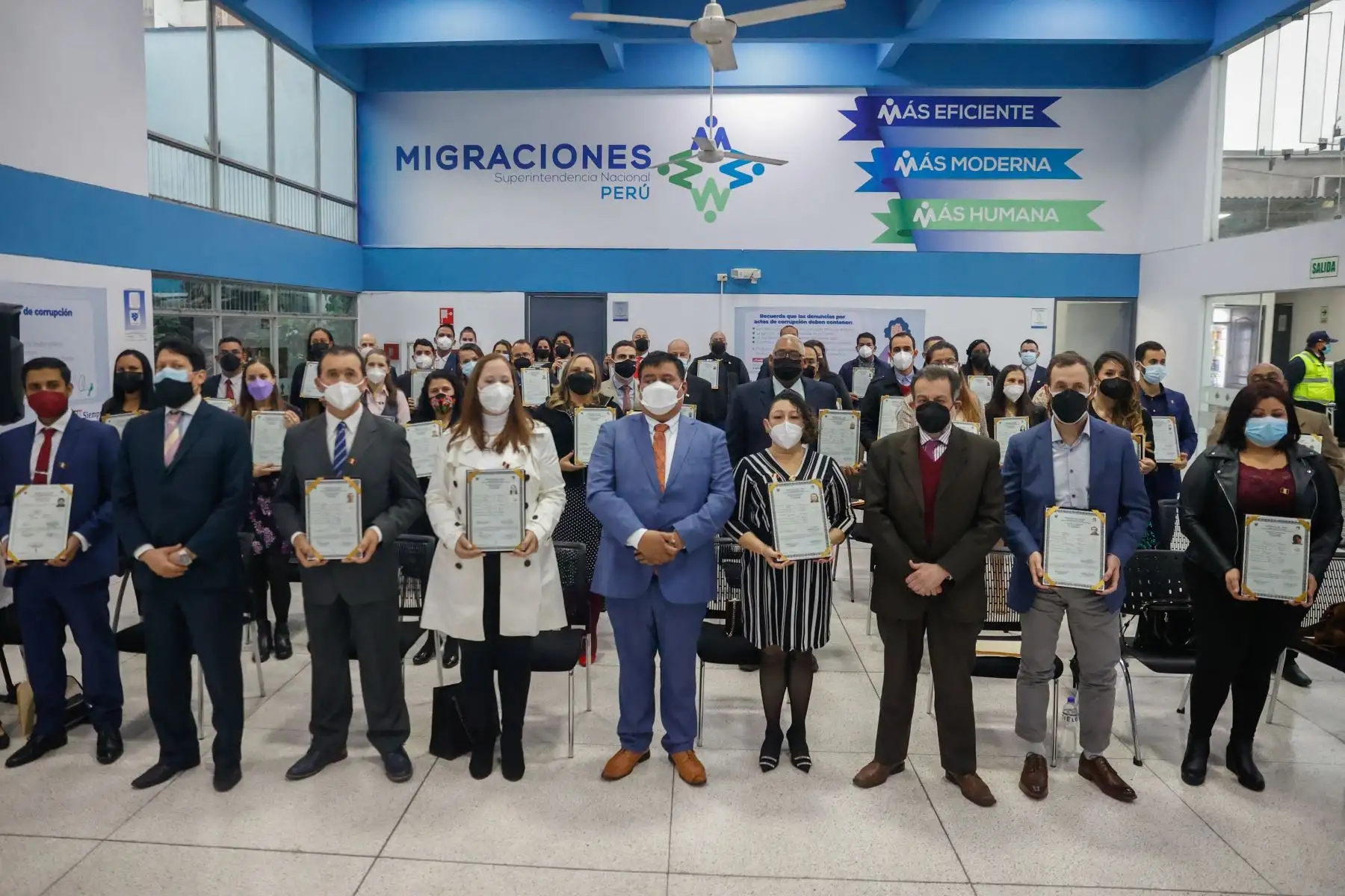 Con la presencia del superintendente Nacional de Migraciones, Jorge Fernández Campos, la oficina de Migraciones tomó juramento como nuevos peruanos a 49 ciudadanos de Rusia, Ucrania, Egipto, Inglaterra, entre otros. Estos nuevos compatriotas que apartir de hoy llevaran también los colores patrios, compartieron estos momentos de emoción y alegría en una emotiva ceremonia junto a sus familiares y amigos. Foto: ANDINA/Melina Mejía
