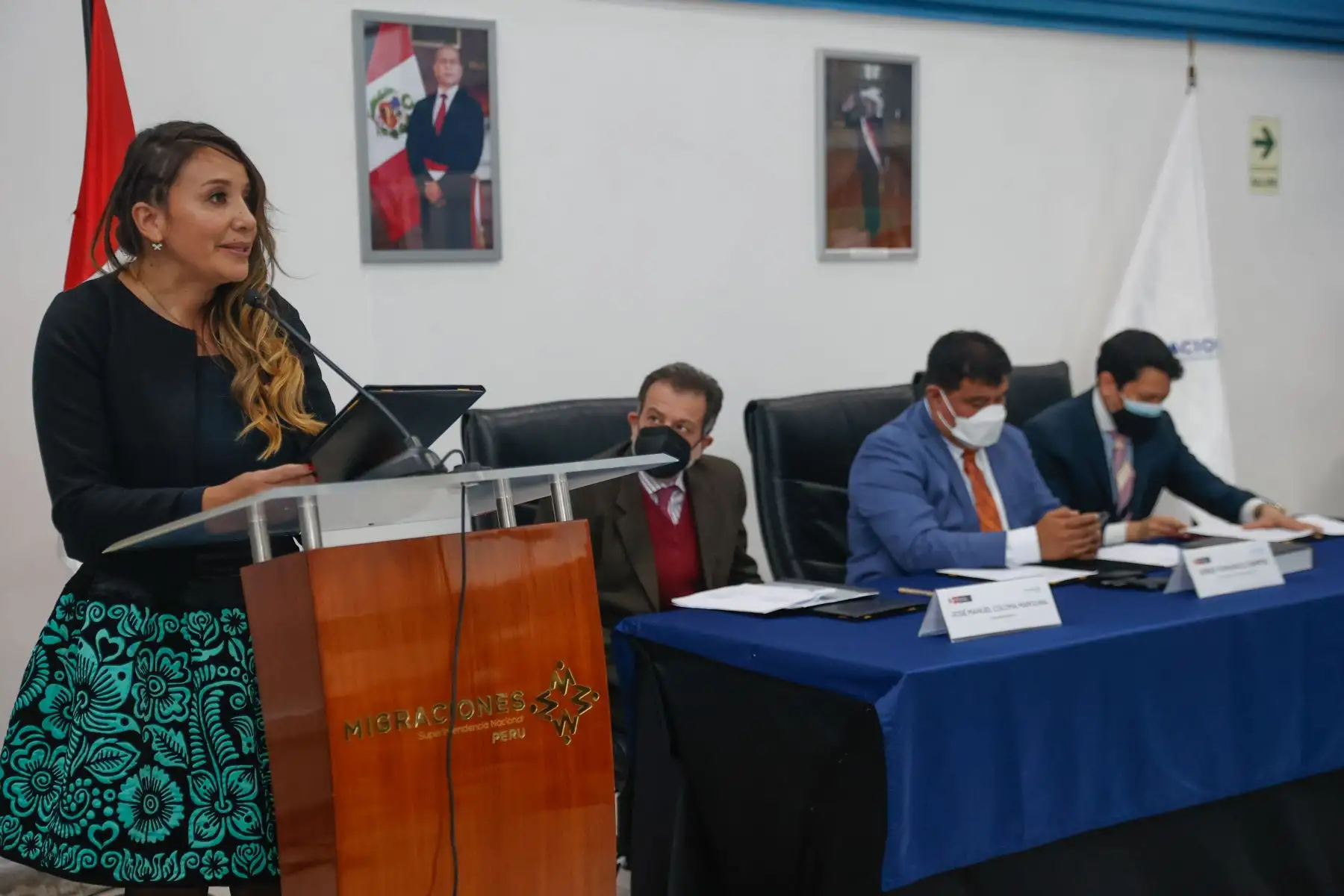 Con la presencia del superintendente Nacional de Migraciones, Jorge Fernández Campos, la oficina de Migraciones tomó juramento como nuevos peruanos a 49 ciudadanos de Rusia, Ucrania, Egipto, Inglaterra, entre otros. Estos nuevos compatriotas que apartir de hoy llevaran también los colores patrios, compartieron estos momentos de emoción y alegría en una emotiva ceremonia junto a sus familiares y amigos. Foto: ANDINA/Melina Mejía