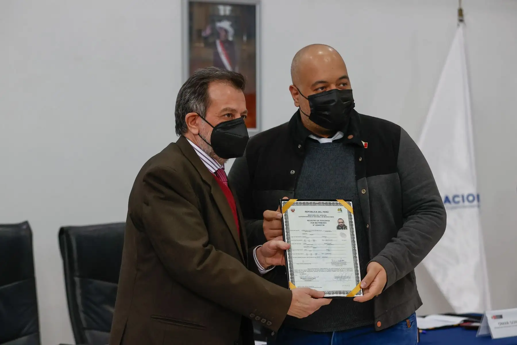 Con la presencia del superintendente Nacional de Migraciones, Jorge Fernández Campos, la oficina de Migraciones tomó juramento como nuevos peruanos a 49 ciudadanos de Rusia, Ucrania, Egipto, Inglaterra, entre otros. Estos nuevos compatriotas que apartir de hoy llevaran también los colores patrios, compartieron estos momentos de emoción y alegría en una emotiva ceremonia junto a sus familiares y amigos. Foto: ANDINA/Melina Mejía