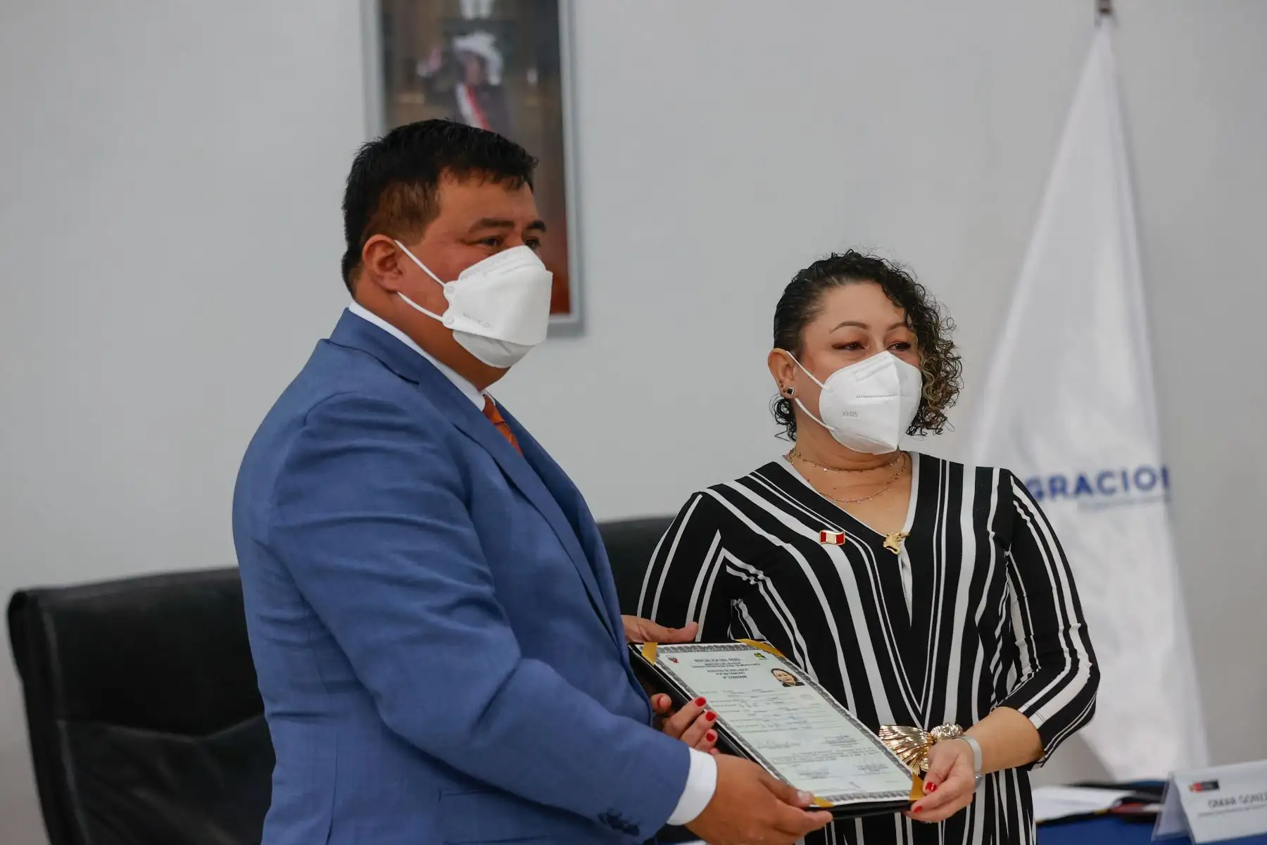 Con la presencia del superintendente Nacional de Migraciones, Jorge Fernández Campos, la oficina de Migraciones tomó juramento como nuevos peruanos a 49 ciudadanos de Rusia, Ucrania, Egipto, Inglaterra, entre otros. Estos nuevos compatriotas que apartir de hoy llevaran también los colores patrios, compartieron estos momentos de emoción y alegría en una emotiva ceremonia junto a sus familiares y amigos. Foto: ANDINA/Melina Mejía