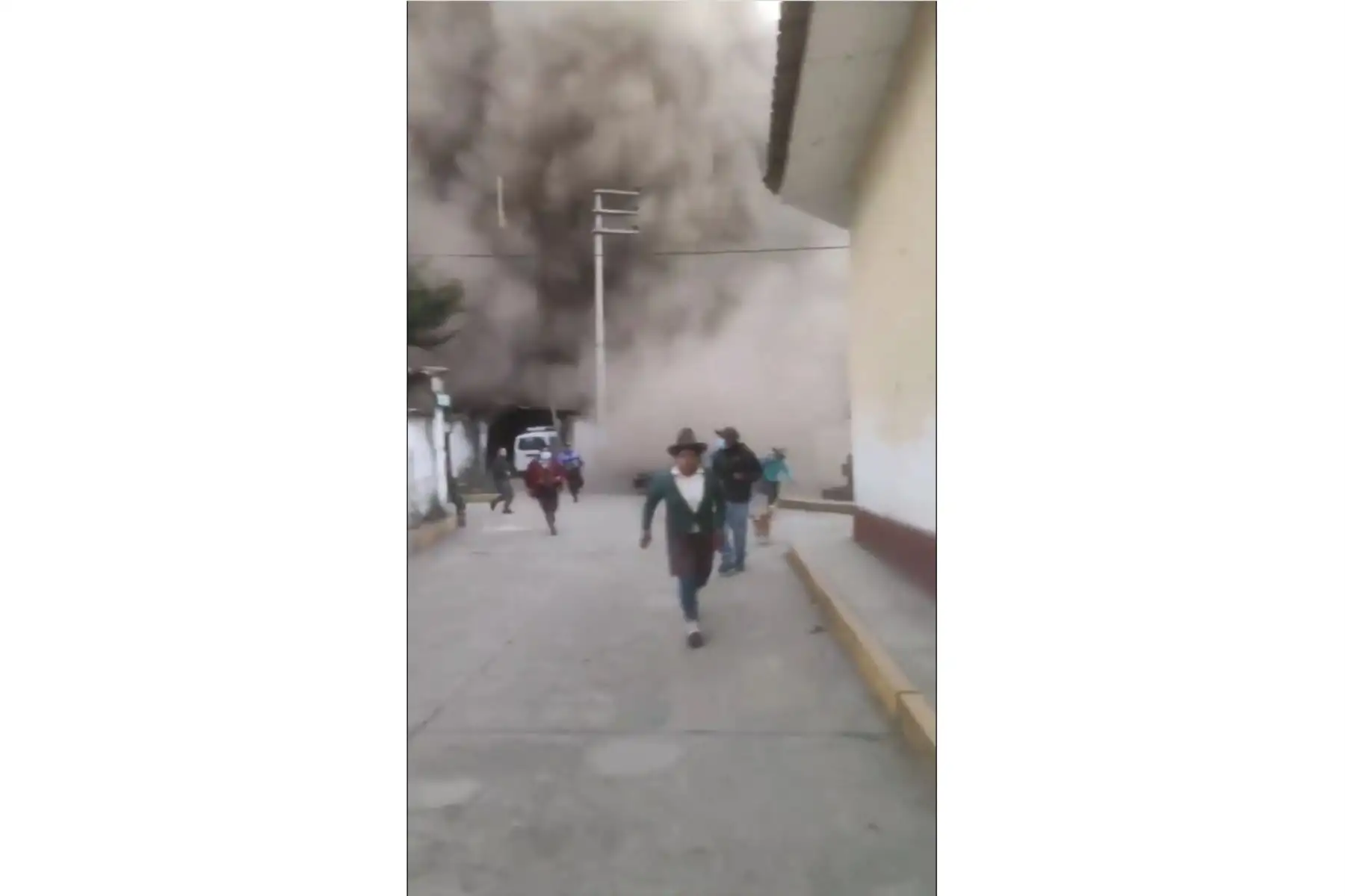 Esta tarde se registró un deslizamiento en el sector Cruz de Shallapa, distrito de Chavín de Huántar, provincia Huari (Áncash). Foto: COEN