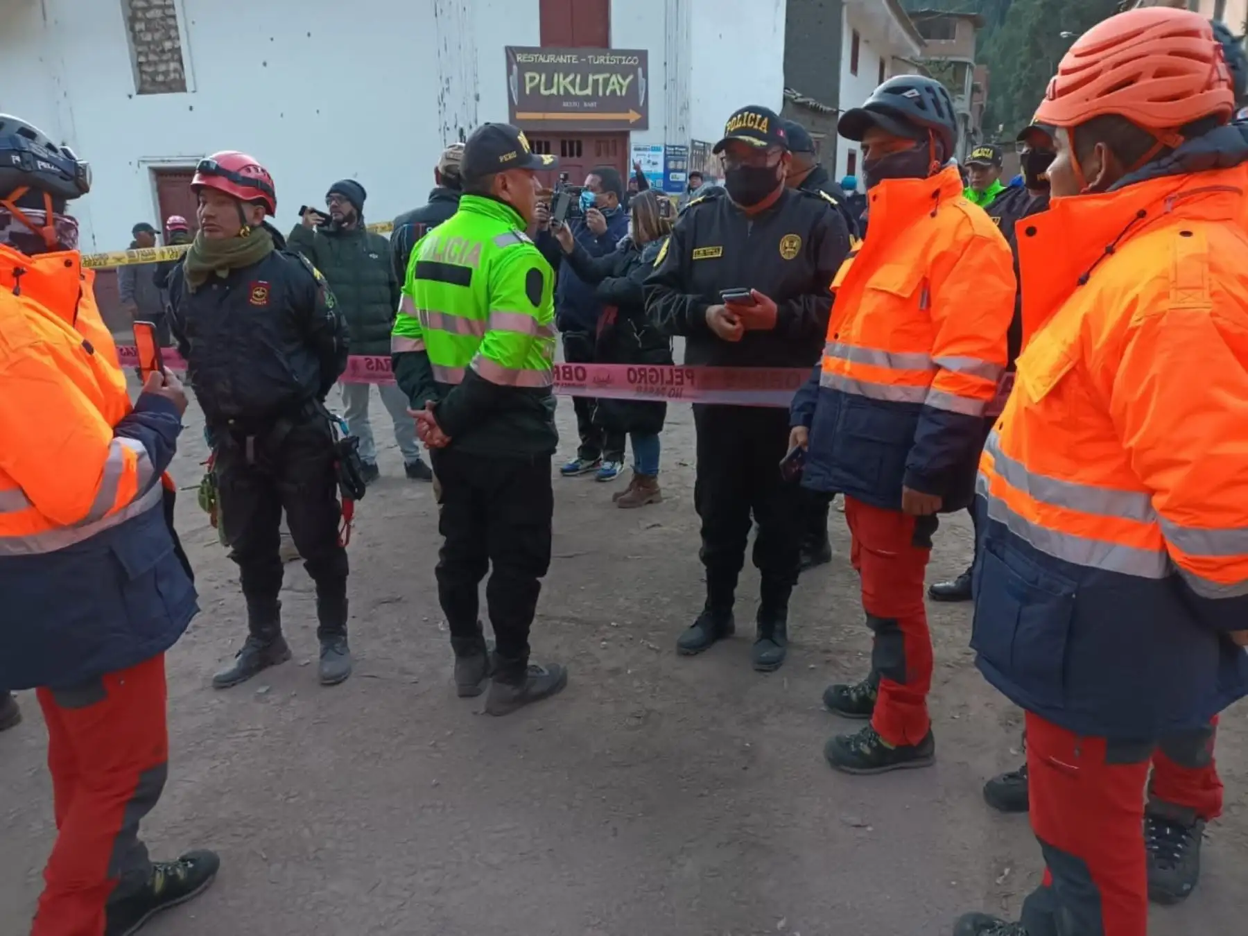 Policía de Alta Montaña lidera acciones de búsqueda y rescate de posibles víctimas tras el deslizamiento de tierra y piedras que afectó al distrito de Chavín de Huántar, región Áncash. Foto: ANDINA/Difusión.