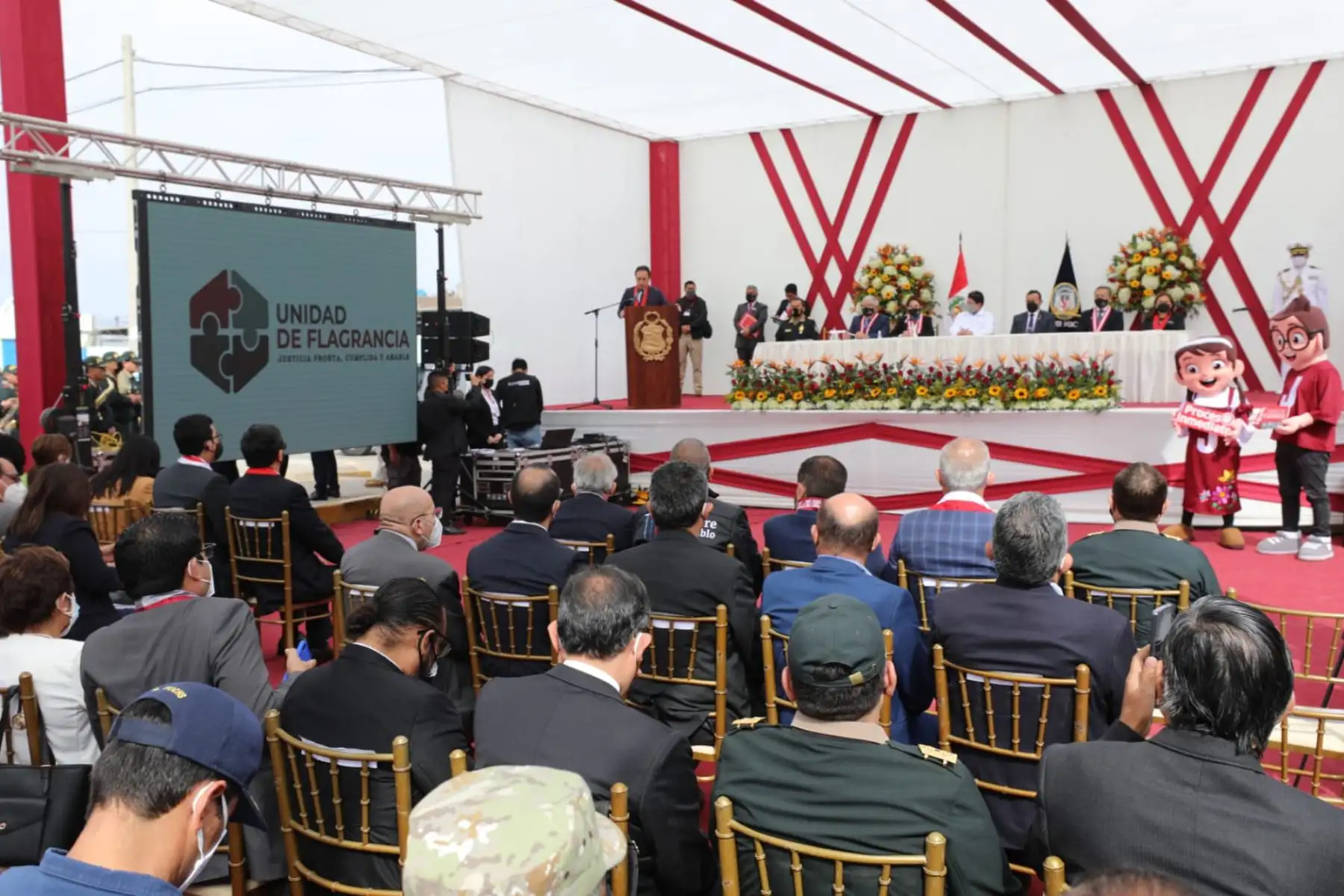 El presidente de la República, Pedro Castillo;  la presidenta del Poder Judicial, Elvia Barrios y el ministro de Justicia y Derechos Humanos, Félix Chero participan en la inauguración de la Unidad de Flagrancia Delictiva de Trujillo.
Foto: @MinjusDH_Peru