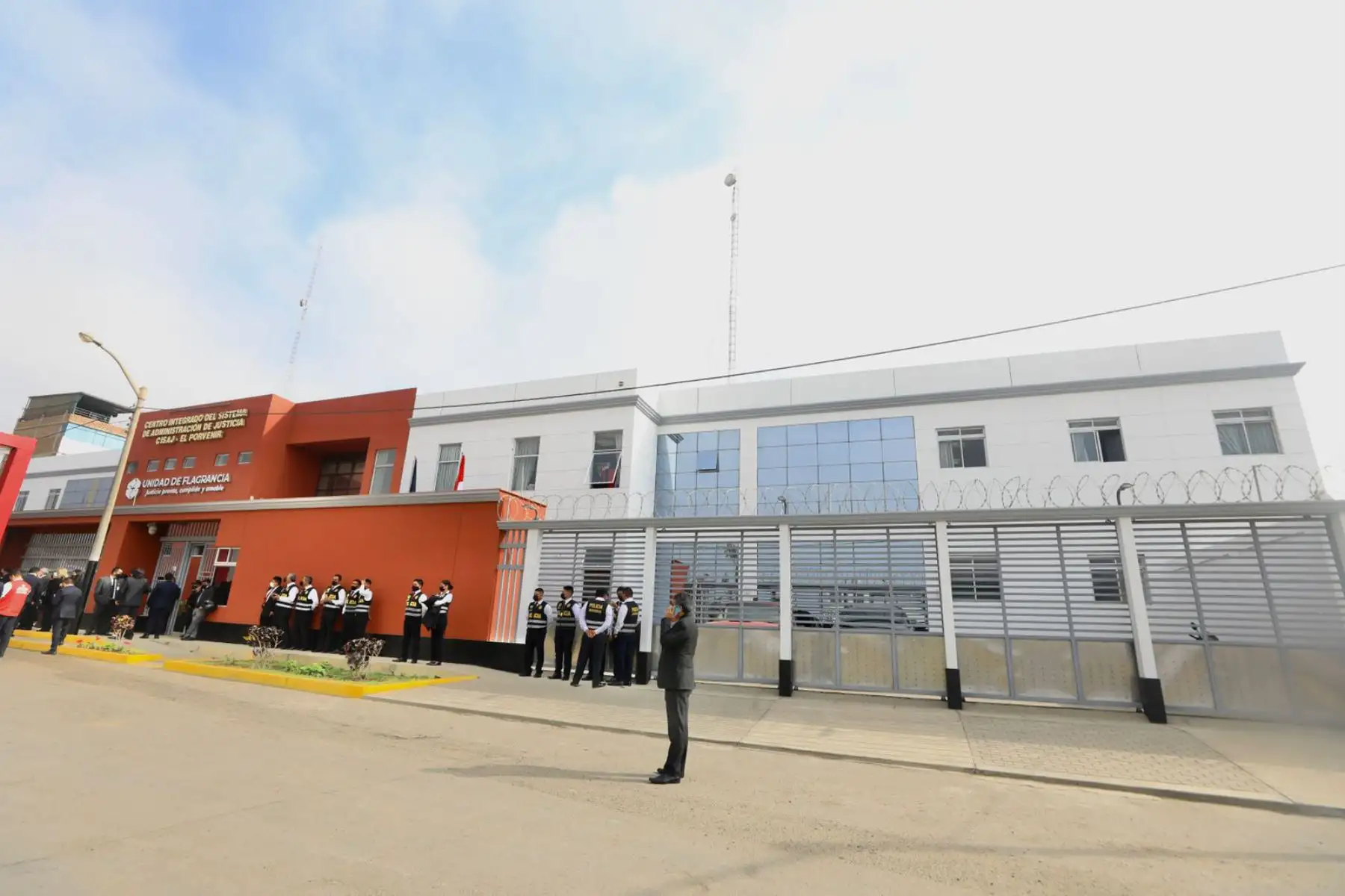 El presidente Pedro Castillo,  la presidenta del Poder Judicial, Elvia Barrios y el ministro de Justicia y Derechos Humanos, Felix Chero participan en la inauguración de la Unidad de Flagrancia Delictiva de Trujillo.
Foto: Poder Judicial
