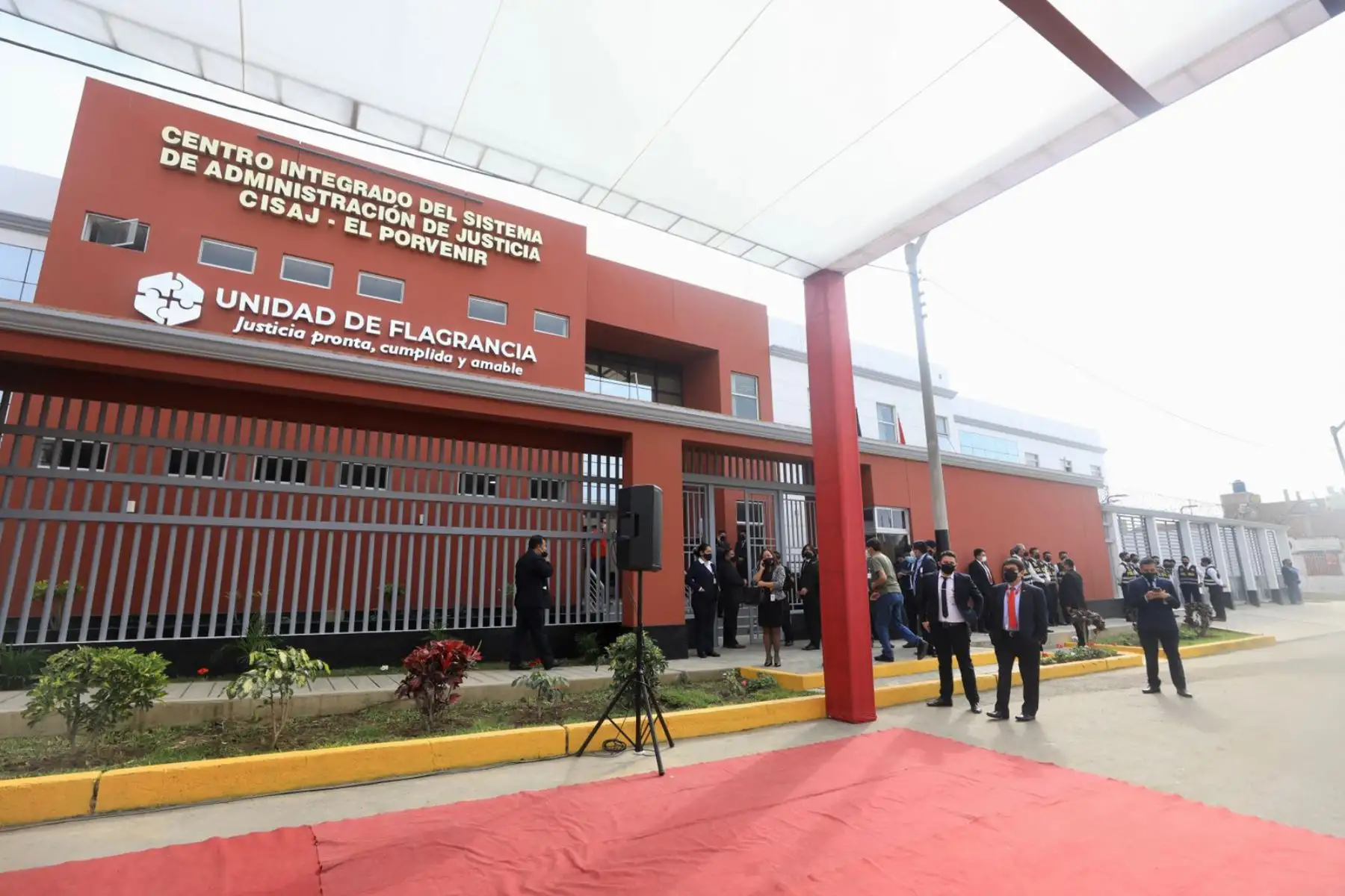 El presidente de la República, Pedro Castillo;  la presidenta del Poder Judicial, Elvia Barrios y el ministro de Justicia y Derechos Humanos, Félix Chero participan en la inauguración de la Unidad de Flagrancia Delictiva de Trujillo.
Foto: @MinjusDH_Peru