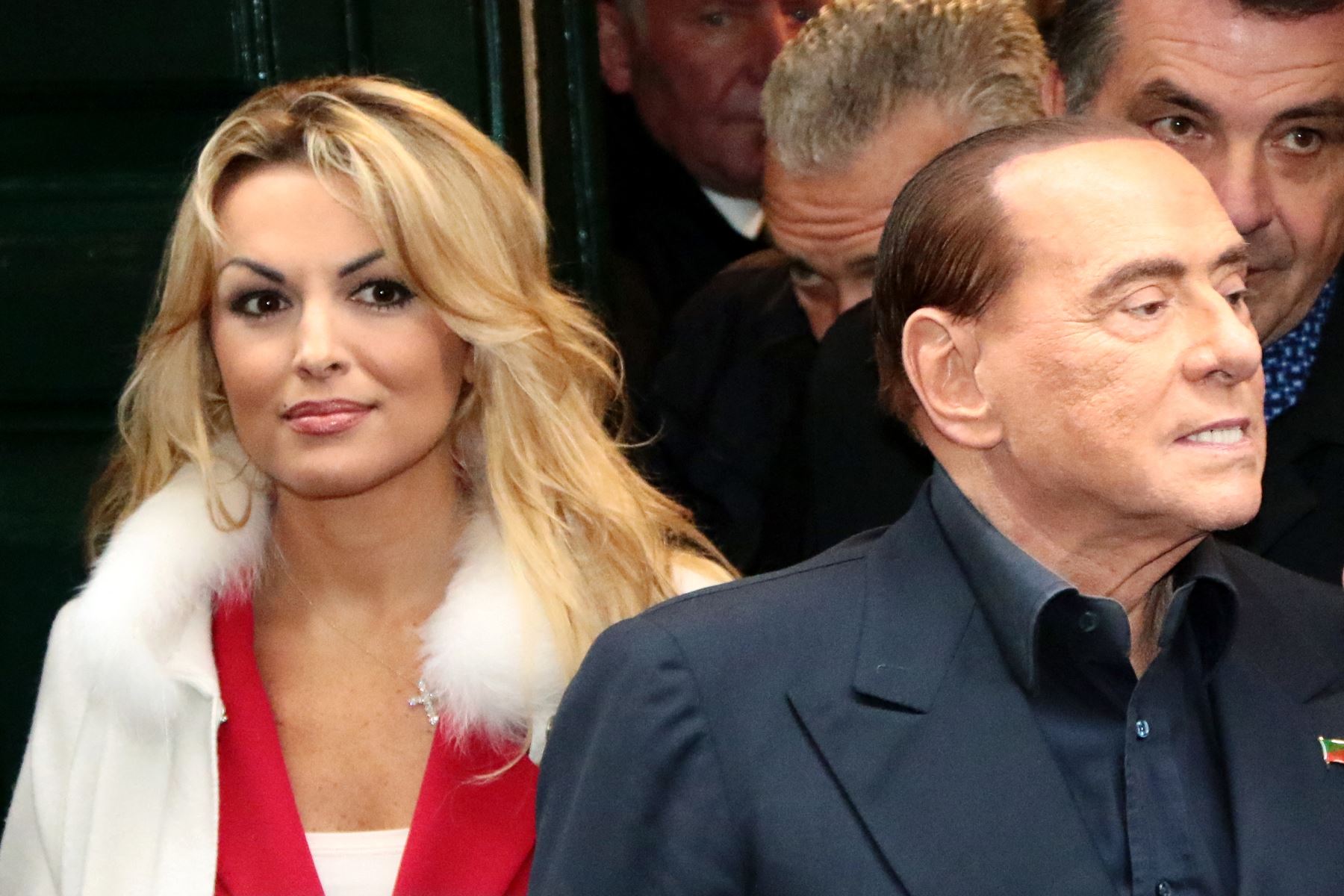 La exnovia de Berlusconi anuncia su boda con una cantante italiana