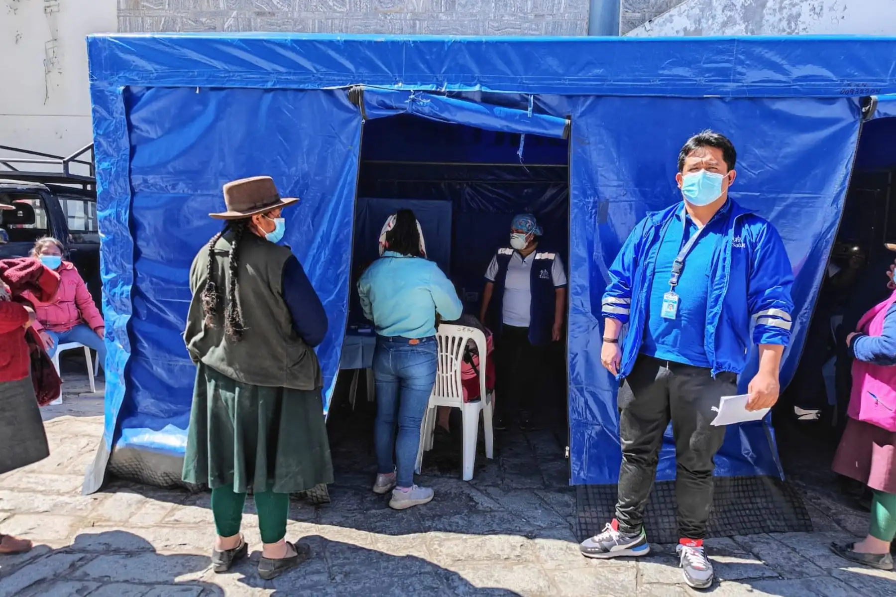 Sumándose al apoyo multisectorial del Gobierno, el presidente ejecutivo de EsSalud,  Alegre Fonseca, dispuso el traslado de brigadas médicas al distrito de Chavín de Huántar, en Áncash, para brindar atención médica a la población afectada por el deslizamiento de rocas y piedras.
Foto: ANDINA/Difusión