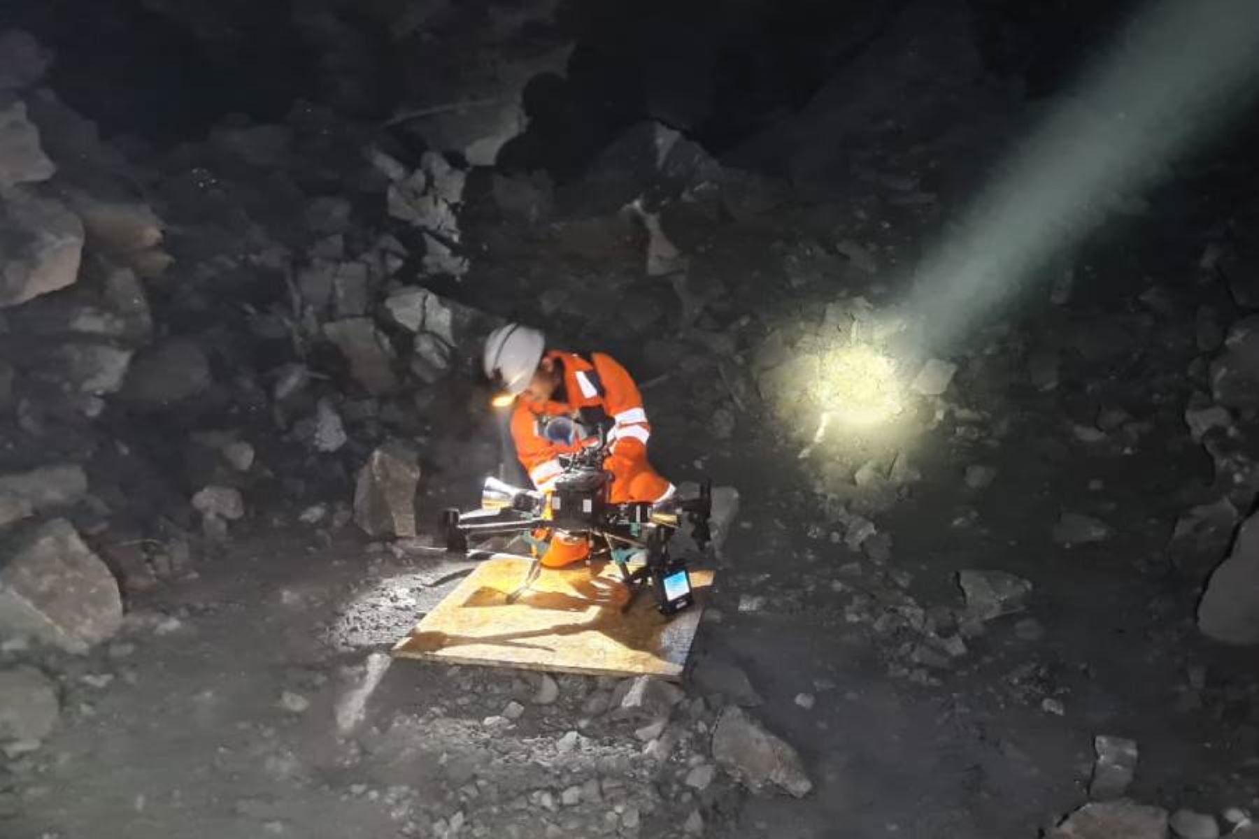 Desarrollan sistema para prevenir accidentes por caída de rocas en minas subterráneas