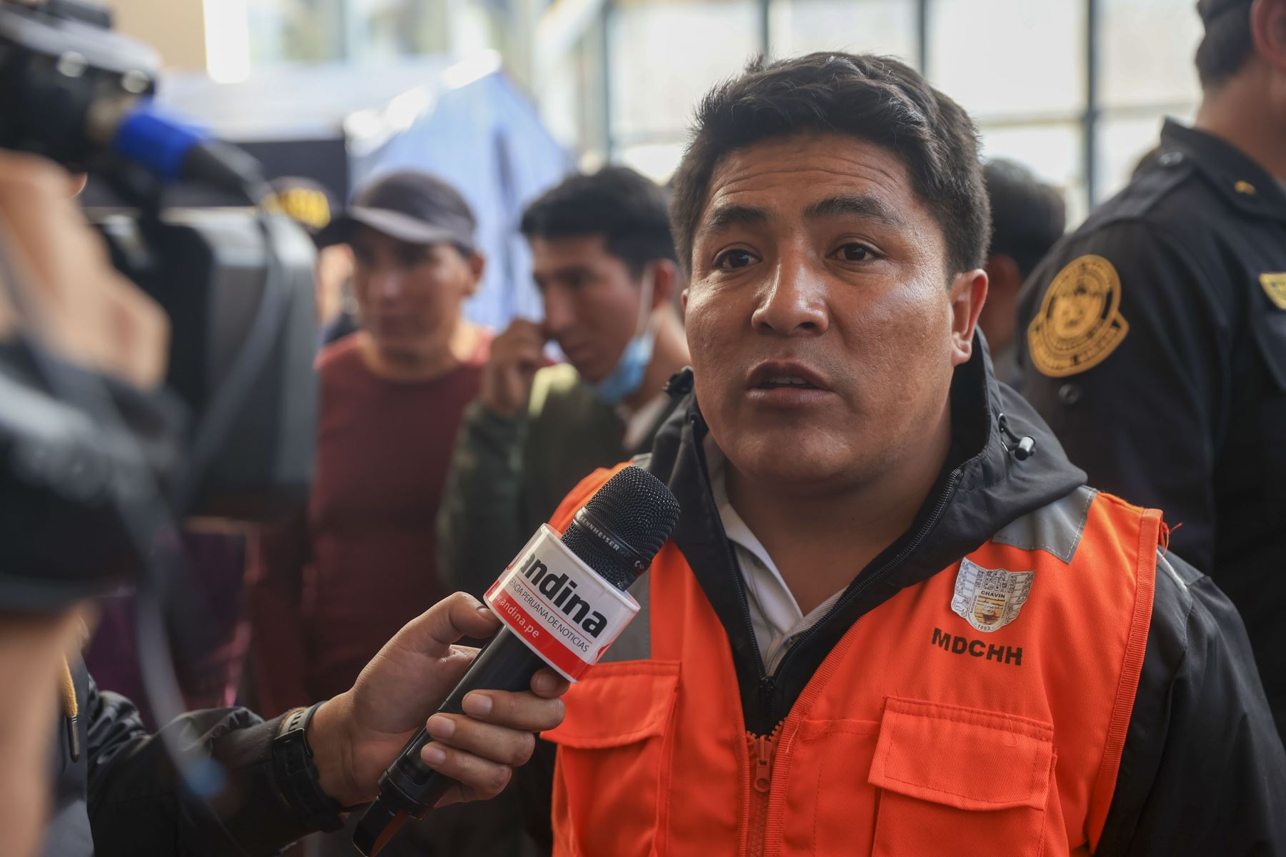 Alcalde de Chavín, Dioser Ramírez, de Huantar da declaraciones en el Terminal Terrestre donde se han albergado a los damnificados del derrumbe. Foto: ANDINA/Carla Patiño