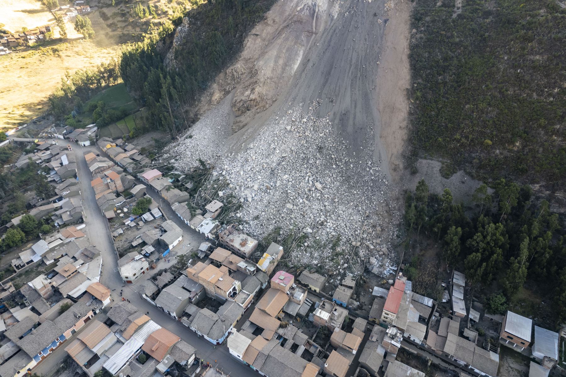 Fotos aéreas del deslizamiento en el sector Cruz de Shallapa, en el distrito de Chavín de Huántar, provincia de Huari, región Áncash.
Foto: ANDINA/Carla Patiño Ramírez