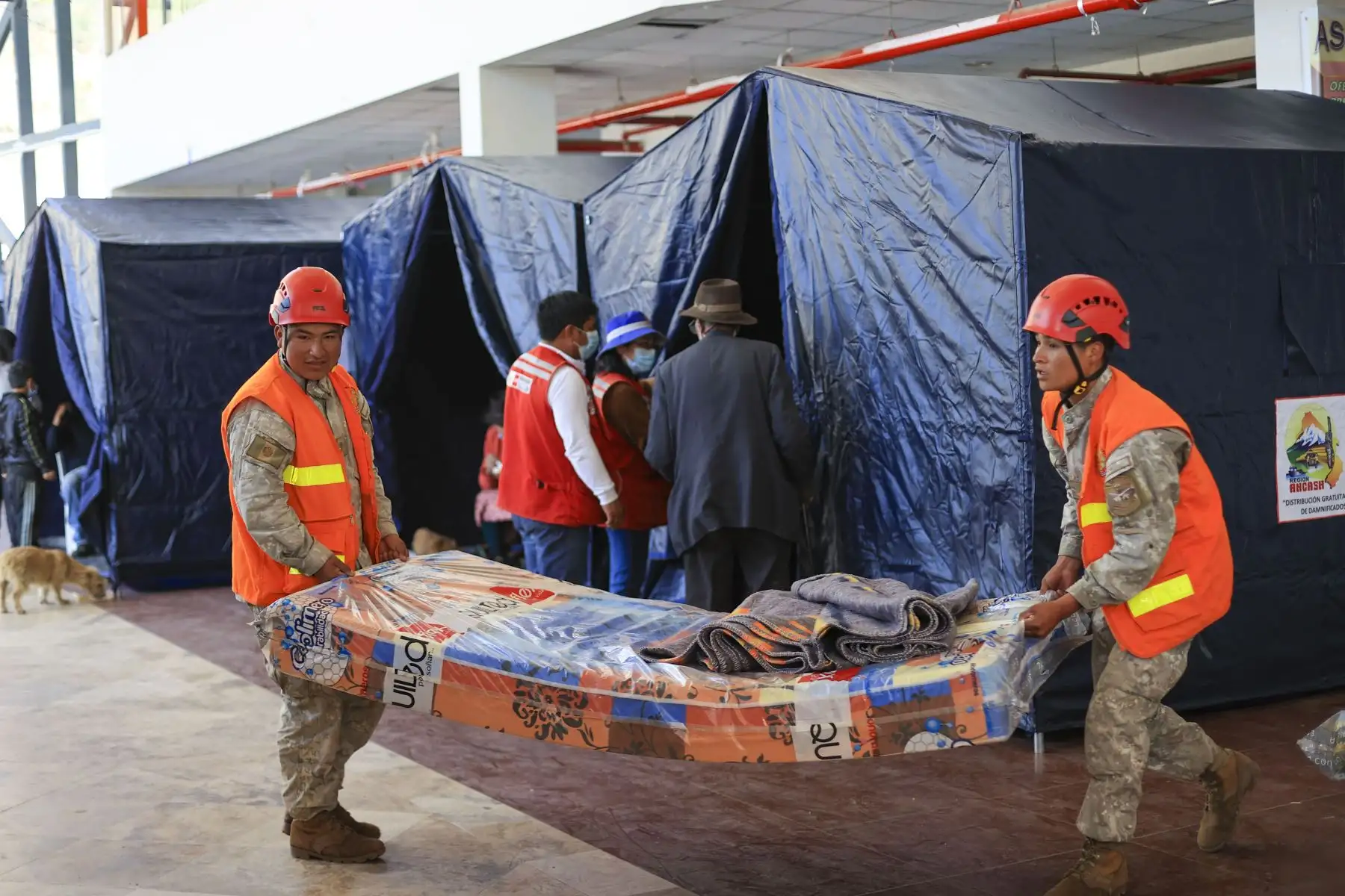 Brigadistas de Defensa Civil trasladan material de ayuda para damnificados de Chavín de Huántar. Foto: ANDINA/Carla Patiño Ramírez.