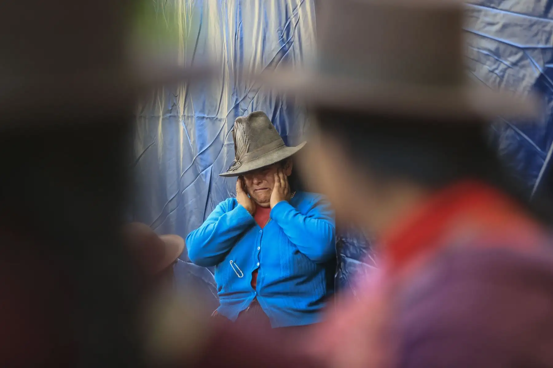 En medio de la incredulidad, el espanto y el dolor por perderlo todo, los damnificados del deslizamiento del cerro Shallapa en el distrito de Chavín de Huántar en Áncash, cuentan sus pérdidas con ambas manos, pero con la tranquilidad de estar con vida. ANDINA/Carla Patiño Ramírez