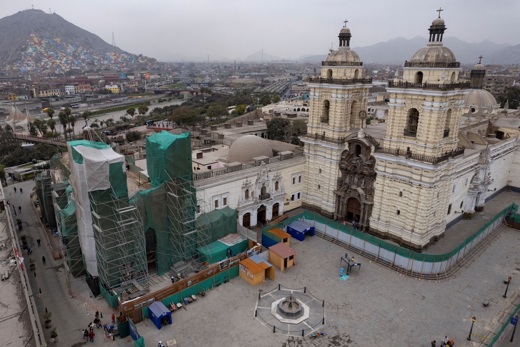 Cadalsos cubren el Santuario de Nuestra Señora de la Soledad  durante los trabajos de restauración, donde arqueólogos peruanos encontraron restos humanos enterrados en fosas comunes en catacumbas subterráneas en el centro histórico de Lima.
Foto: AFP