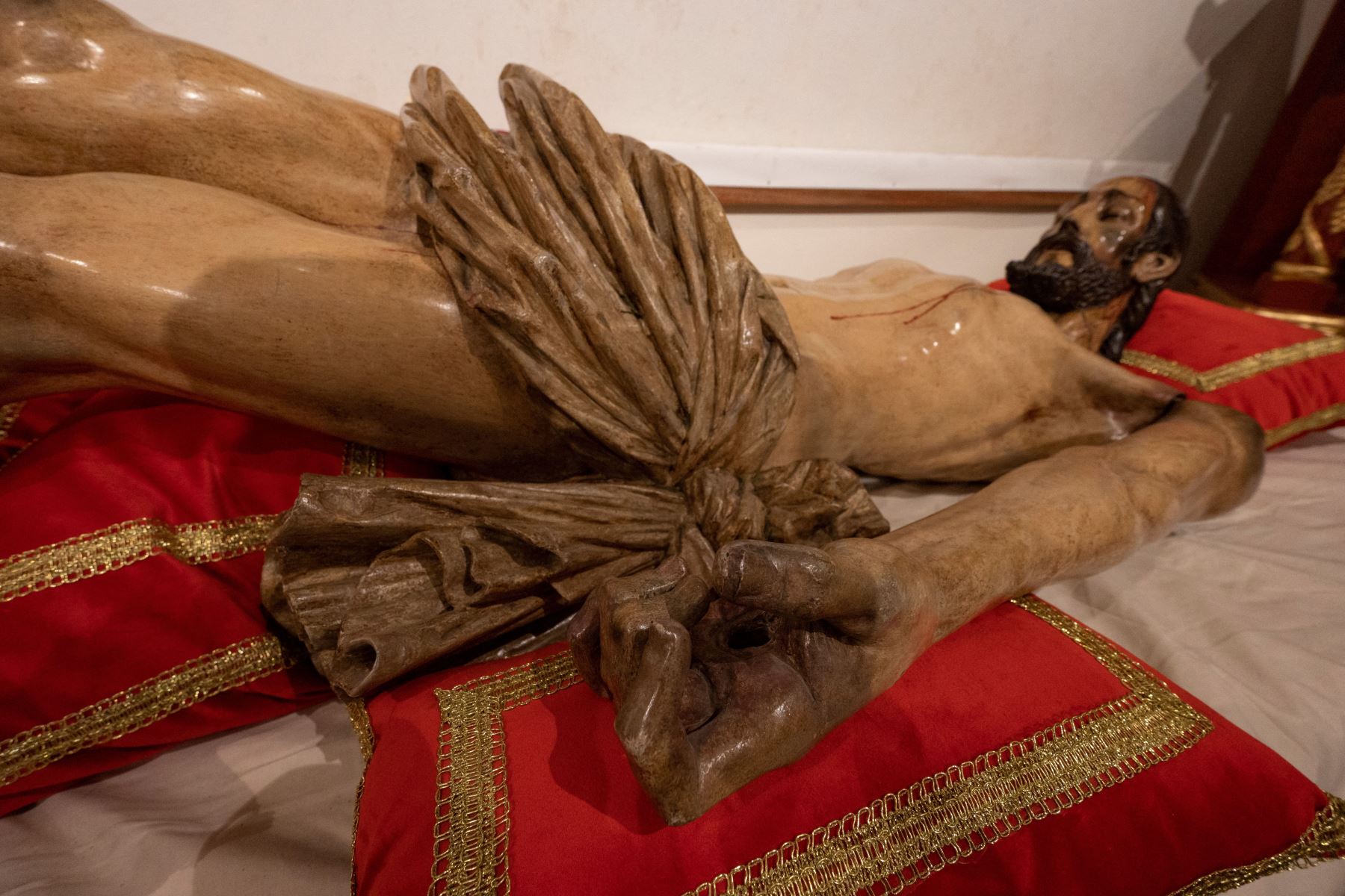 Vista de la estatua de madera articulada del Cristo del Descendimiento, del artista español Pedro de Noguera en 1619, que descansa en una cámara cerca de las catacumbas subterráneas de la iglesia colonial del siglo XVII, ahora en proceso de restauración, en el centro histórico de Lima.
Foto: AFP