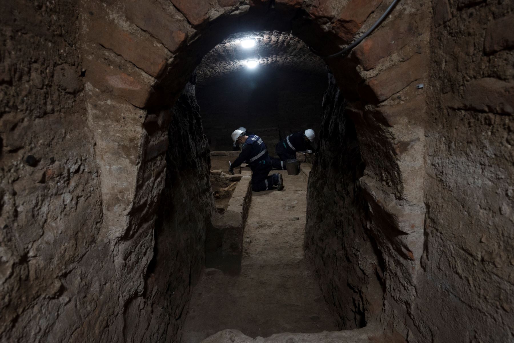 Arqueólogos peruanos descubren restos humanos en fosas comunes en catacumbas subterráneas, durante los trabajos de restauración en el Santuario de Nuestra Señora de la Soledad del siglo XVII.
Foto: AFP