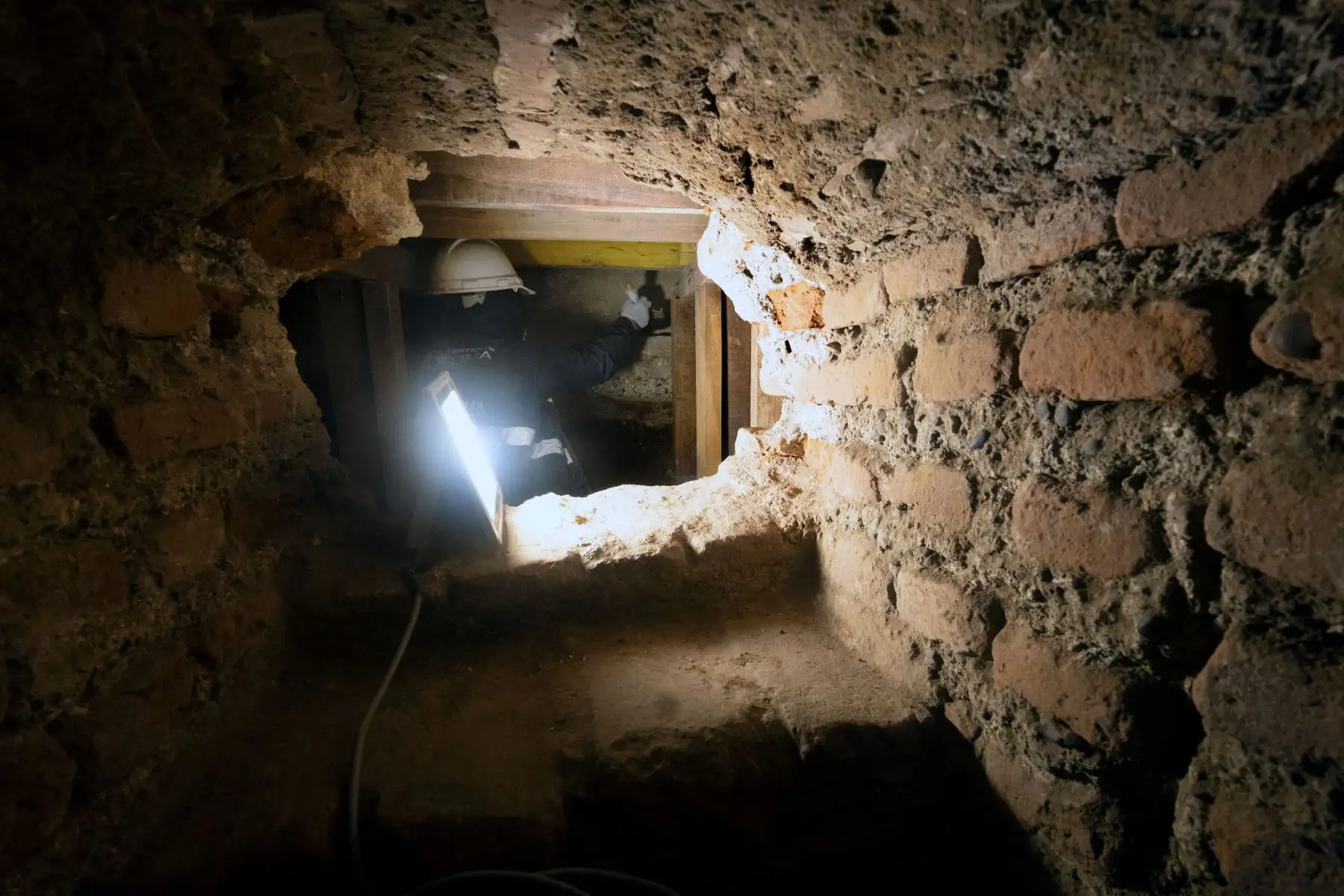 Vista de la pieza pintada de un antiguo ataúd descubierto durante los trabajos de restauración en el Santuario colonial de Nuestra Señora de la Soledad del siglo XVII, donde arqueólogos peruanos encontraron restos humanos enterrados en fosas comunes en catacumbas subterráneas, en el centro histórico de Lima.
Foto: AFP