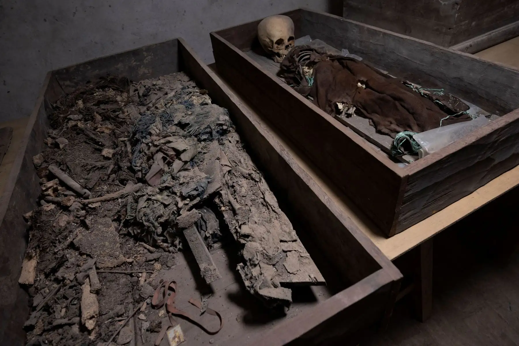 Vista de los restos humanos encontrados durante los trabajos de restauración en el Santuario de Nuestra Señora de la Soledad del siglo XVII, donde arqueólogos peruanos encontraron restos humanos enterrados en fosas comunes en catacumbas subterráneas, en el centro histórico de Lima.
Foto: AFP