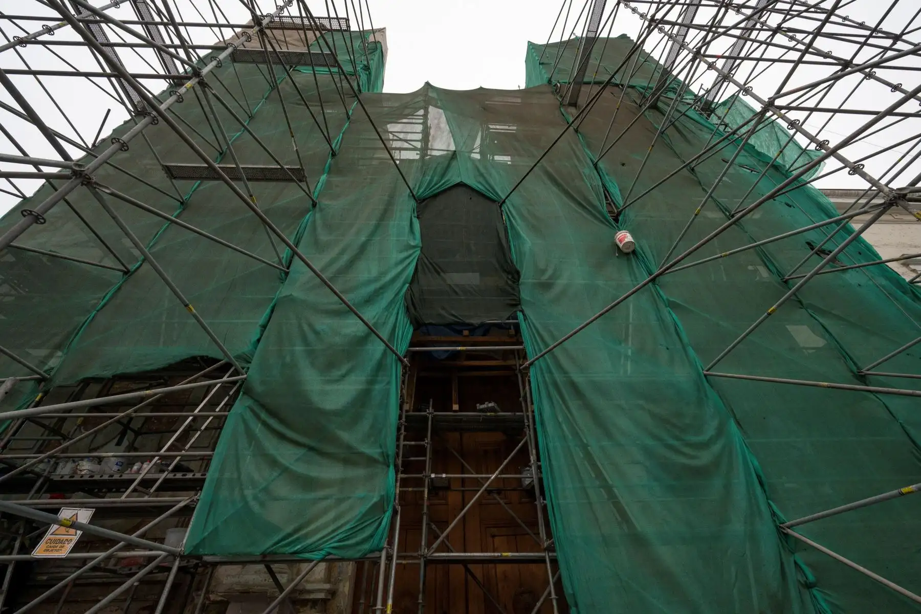 Cadalsos cubren el Santuario de Nuestra Señora de la Soledad durante los trabajos de restauración, donde arqueólogos peruanos encontraron restos humanos enterrados en fosas comunes en catacumbas subterráneas en el centro histórico de Lima.
Foto: AFP