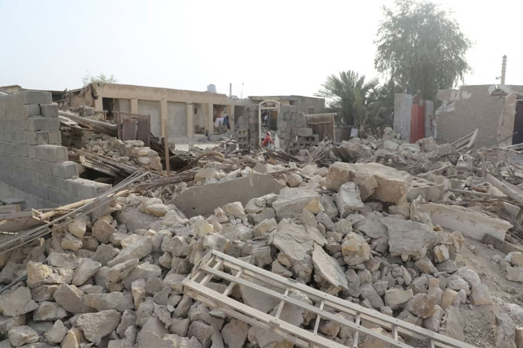 Esta foto del folleto proporcionada por la Sociedad de la Media Luna Roja de Irán (RCS)  muestra una vista de la destrucción después de un terremoto de magnitud 6.0 en la aldea de Sayeh Khosh en la provincia de Hormozgan, en el sur de Irán. 
Foto: AFP