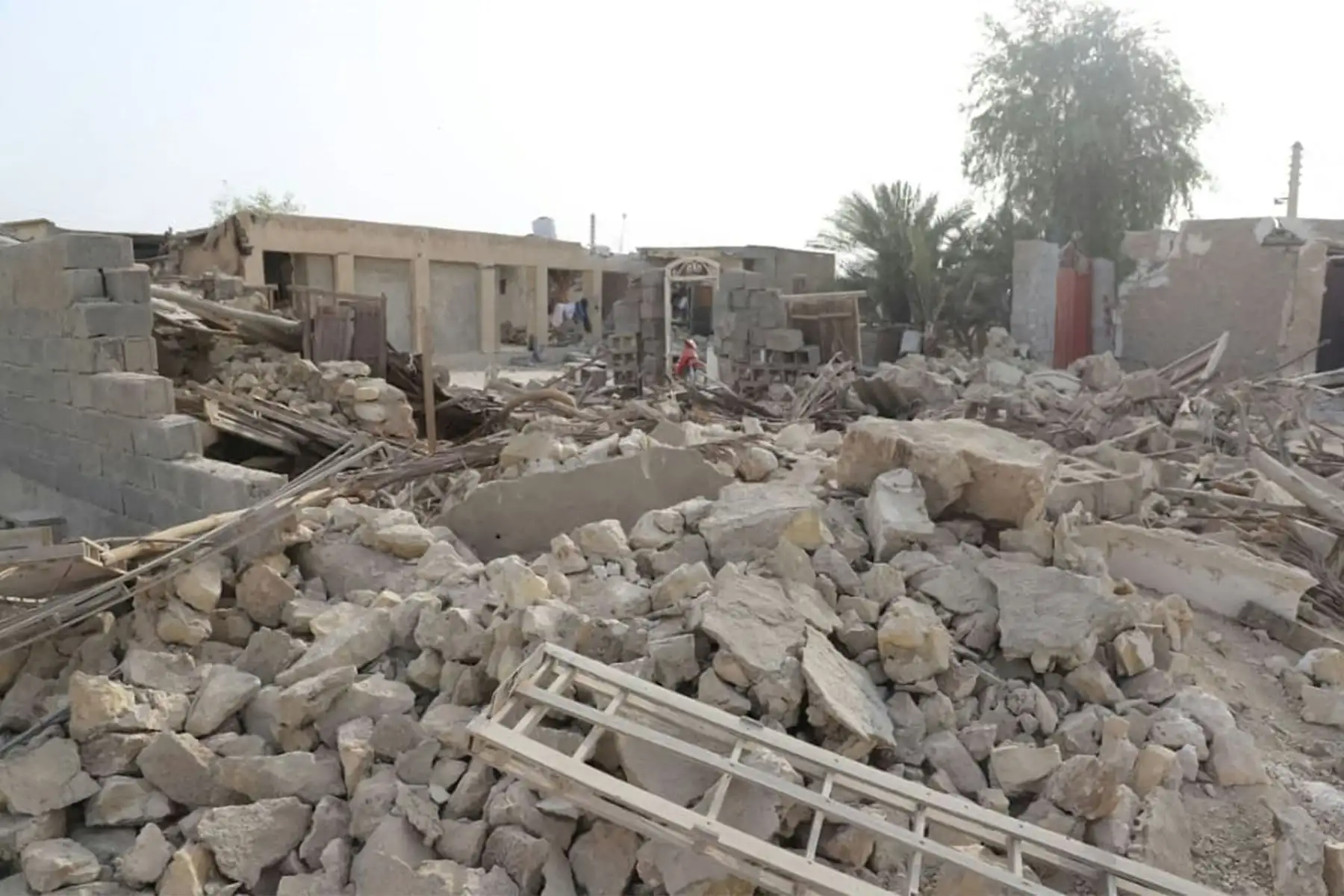 Esta foto del folleto proporcionada por la Sociedad de la Media Luna Roja de Irán (RCS)  muestra una vista de la destrucción después de un terremoto de magnitud 6.0 en la aldea de Sayeh Khosh en la provincia de Hormozgan, en el sur de Irán. 
Foto: AFP