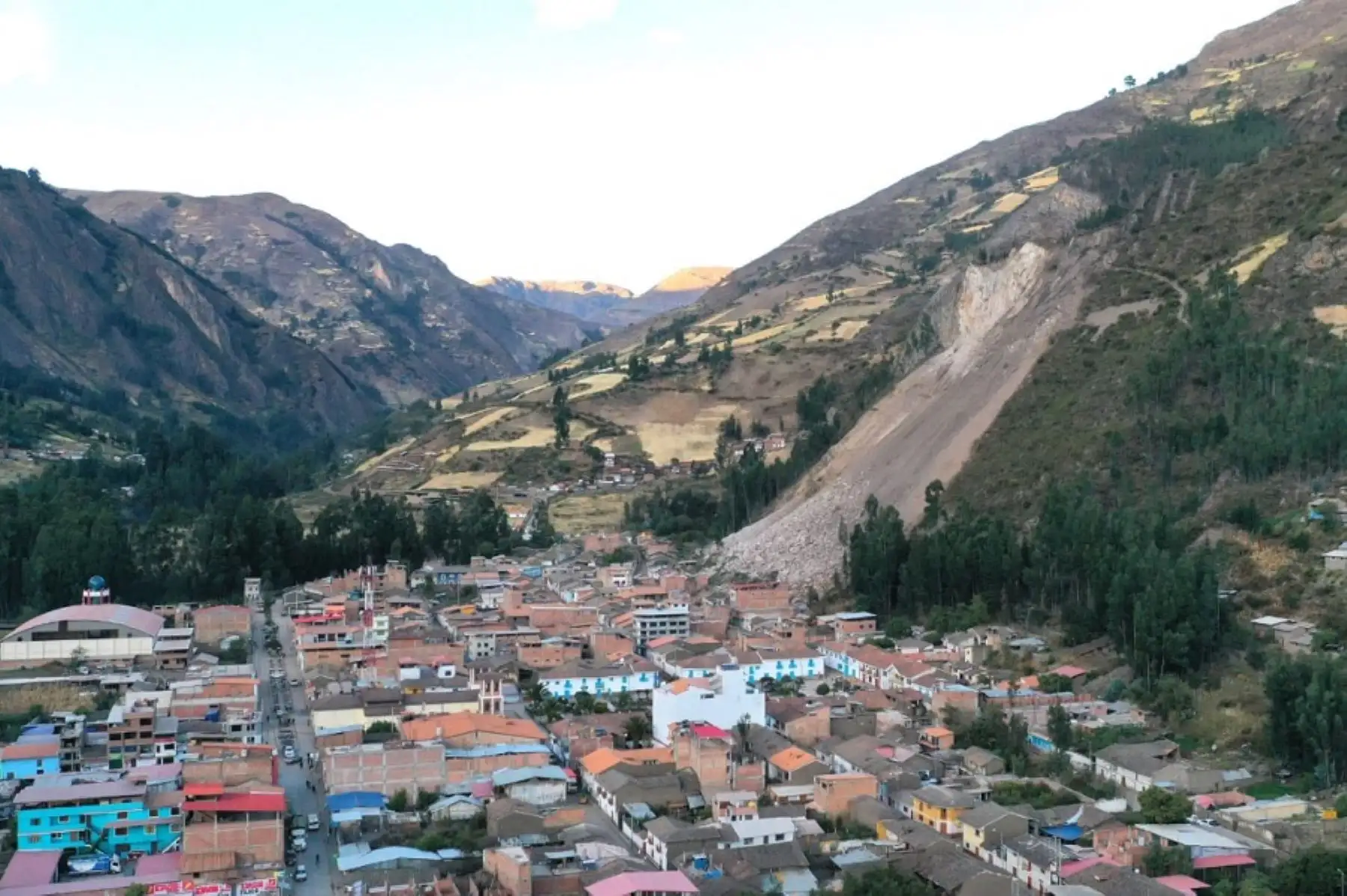 La viceministra de Vivienda y Urbanismo, Cecilia Lecaros Vértiz, sostuvo hoy que se coordina con el gobierno regional, local e Ingemmet para conocer la zona de riesgo en el distrito de Chavín de Huántar y planificar la reubicación de las familias damnificadas por el derrumbe del cerro Cruz de Shallapa.