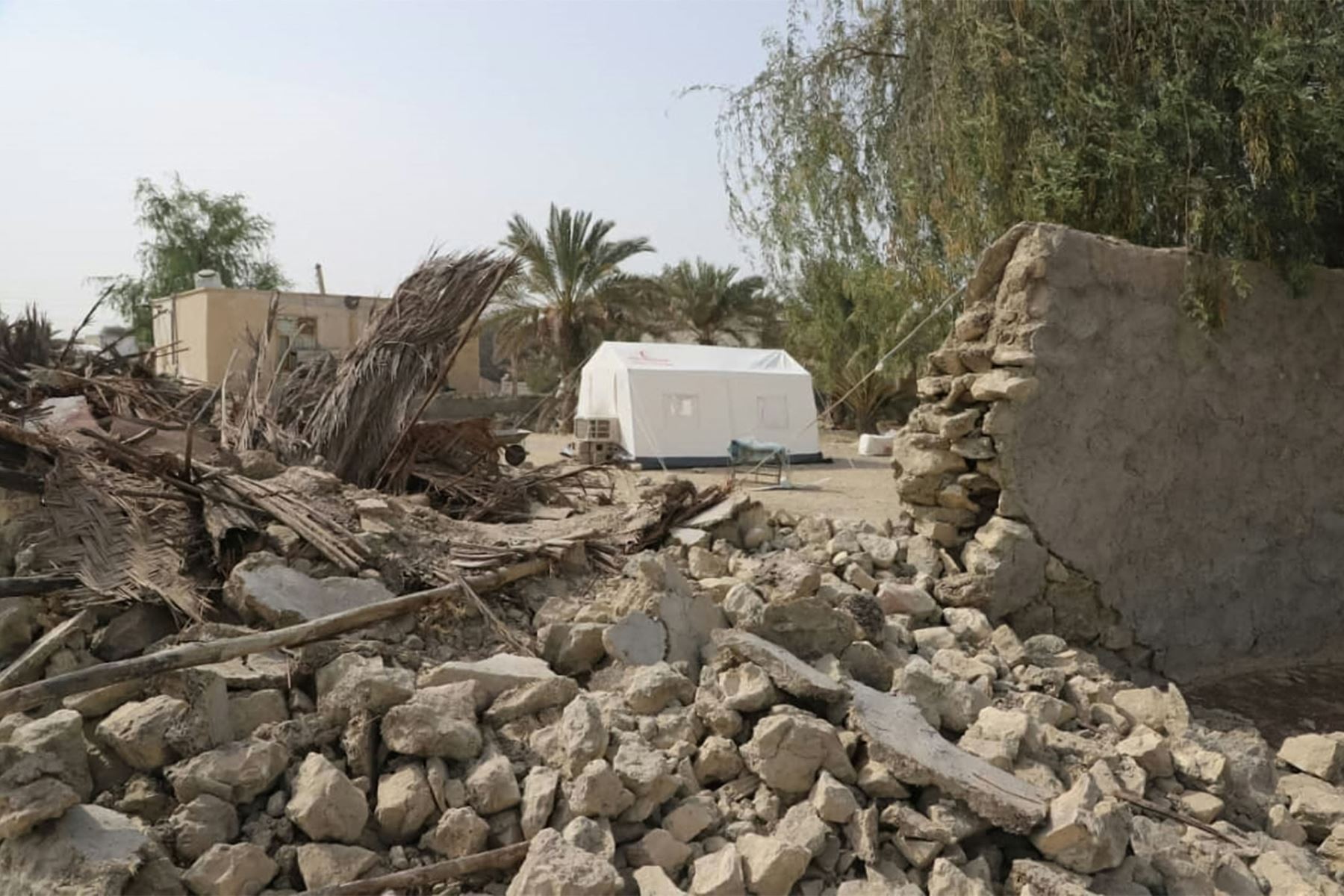 Cinco personas murieron y varias resultaron heridas en un terremoto de magnitud 6 que estremeció el sur de Irán la mañana del sábado, informó la agencia noticiosa estatal IRNA.
Foto: AFP