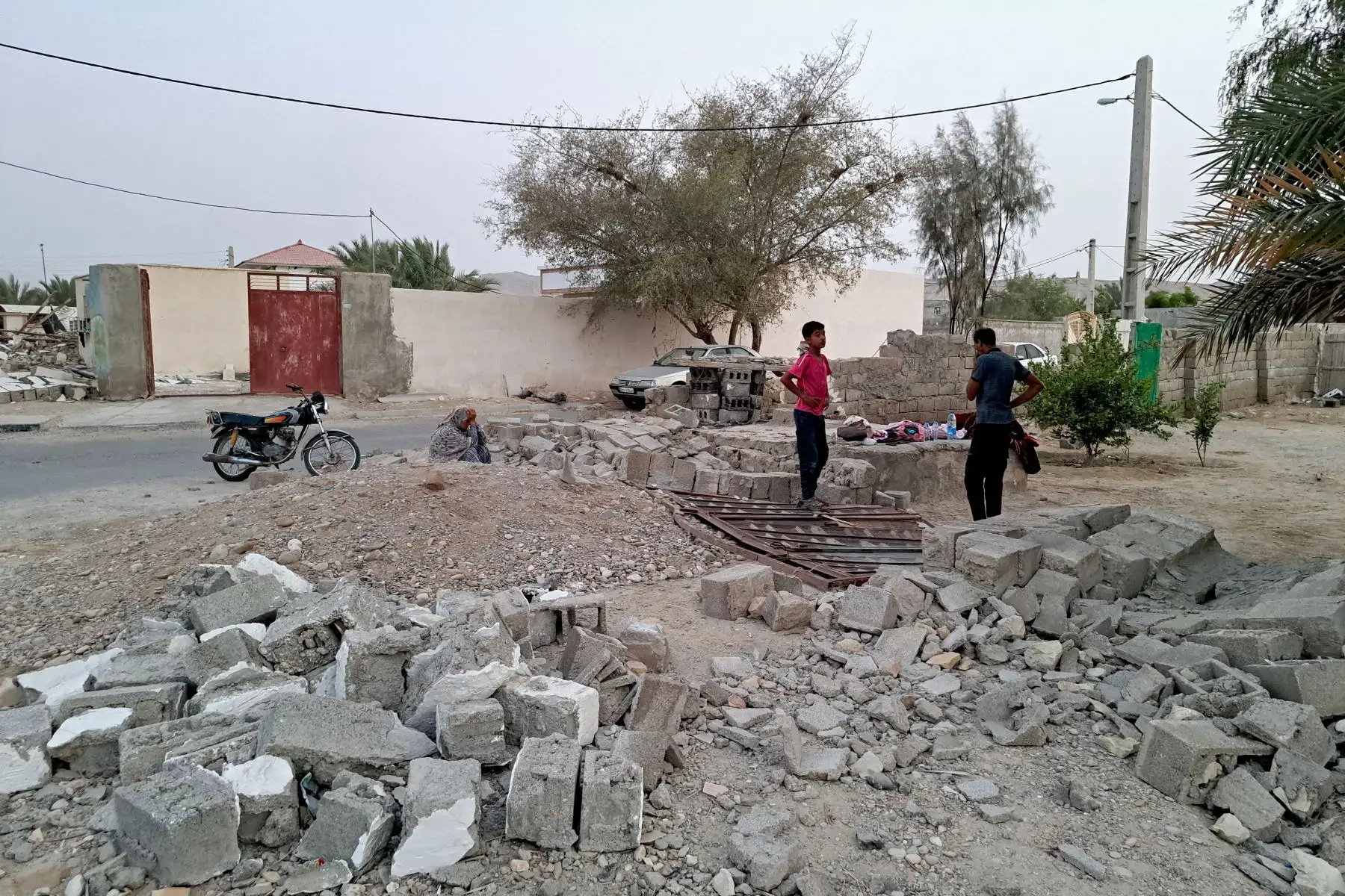 Esta foto del folleto proporcionada por la Sociedad de la Media Luna Roja de Irán (RCS)  muestra una vista de la destrucción después de un terremoto de magnitud 6.0 en la aldea de Sayeh Khosh en la provincia de Hormozgan, en el sur de Irán. 
Foto: AFP