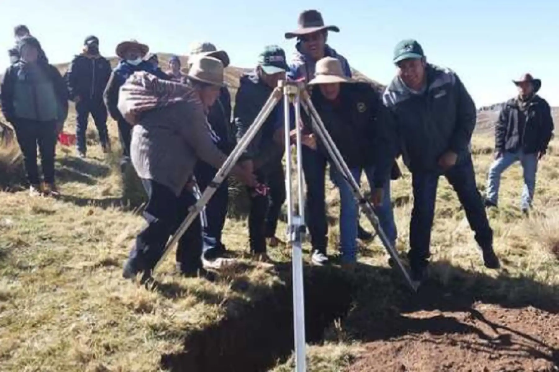 El Ministerio de Desarrollo Agrario y Riego, mediante el Programa Agro Rural, lanzó el proyecto de “Mejoramiento del servicio de recarga hídrica y aprovechamiento del agua de lluvia en 14 departamentos de Perú”, en el distrito de Simón Bolívar, en la provincia y región de Pasco.