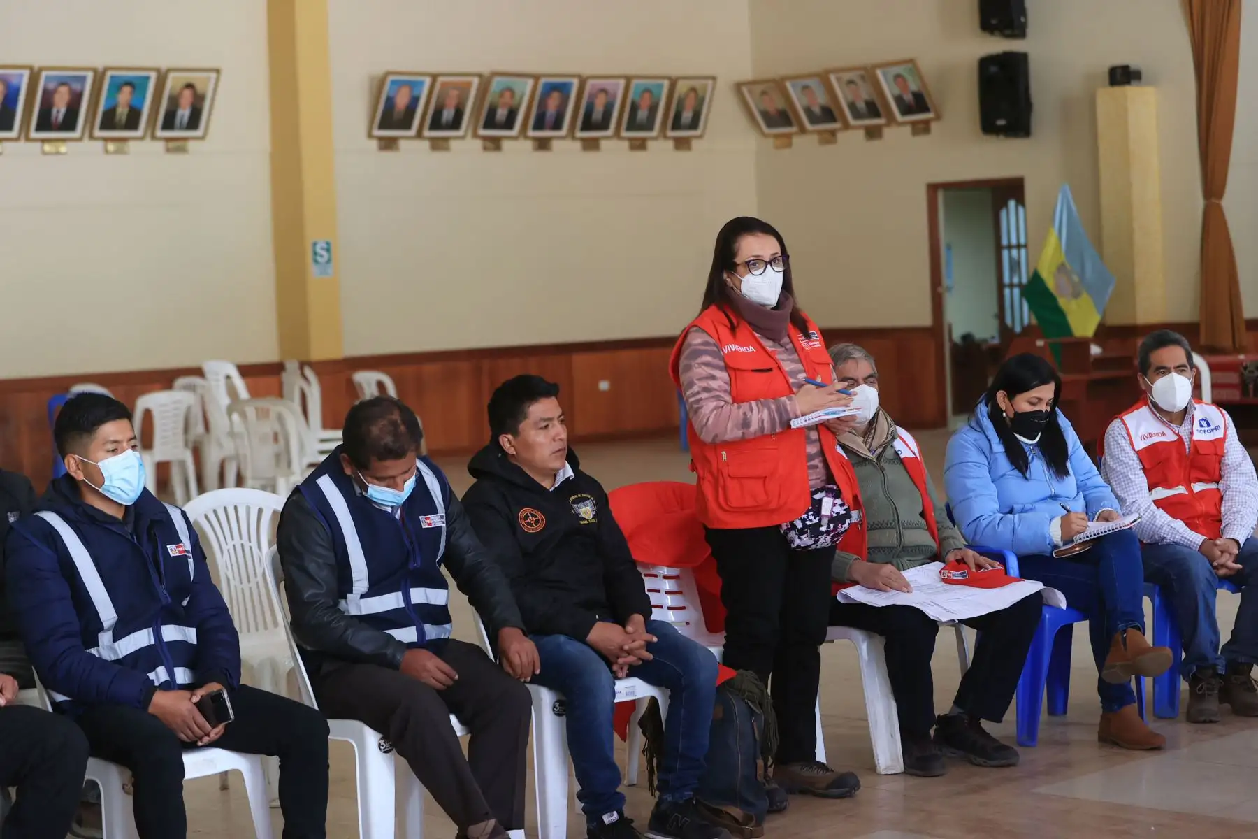 Autoridades locales y funcionarios del gobierno se reúnen para coordinar acciones en conjunto y apoyar a damnificados por el deslizamiento en Chavín de Huántar. En la reunión participan, la viceministra de vivienda y urbanismo, Cecilia Lecaros, el alcalde distrital, Dioser Ramírez y la congresista Flor Pablo.
Foto: ANDINA/Carla Patiño Ramírez