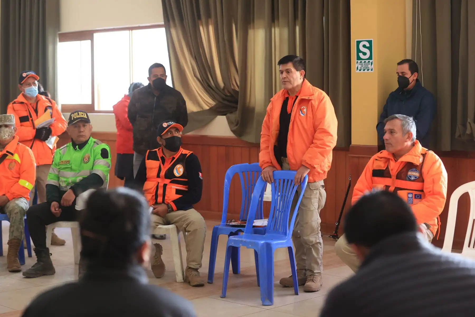 Autoridades locales y funcionarios del gobierno se reúnen para coordinar acciones en conjunto y apoyar a damnificados por el deslizamiento en Chavín de Huántar. En la reunión participan, la viceministra de vivienda y urbanismo, Cecilia Lecaros, el alcalde distrital, Dioser Ramírez y la congresista Flor Pablo.
Foto: ANDINA/Carla Patiño Ramírez