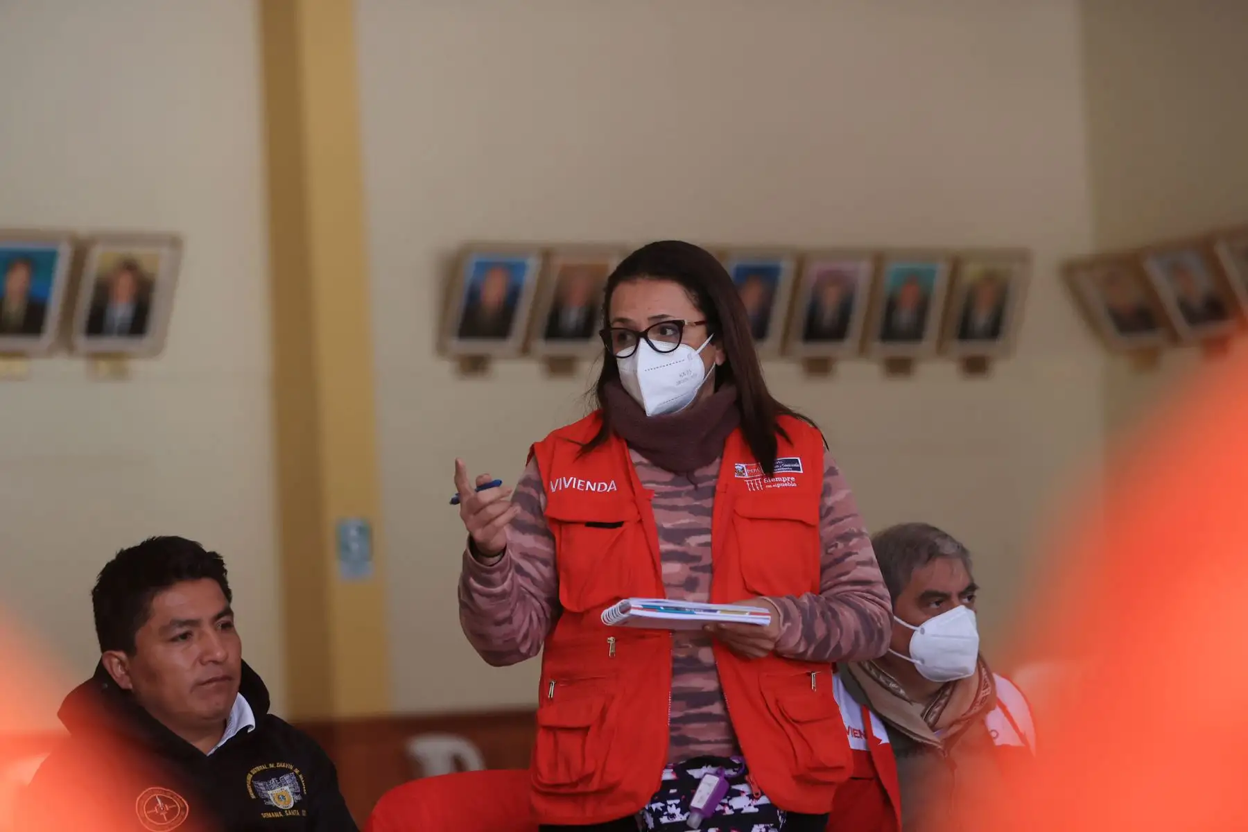 Autoridades locales y funcionarios del gobierno se reúnen para coordinar acciones en conjunto y apoyar a damnificados por el deslizamiento en Chavín de Huántar. En la reunión participan, la viceministra de vivienda y urbanismo, Cecilia Lecaros, el alcalde distrital, Dioser Ramírez y la congresista Flor Pablo.
Foto: ANDINA/Carla Patiño Ramírez