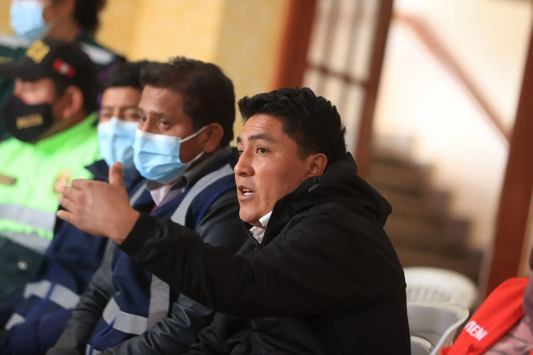 Autoridades locales y funcionarios del gobierno se reúnen para coordinar acciones en conjunto y apoyar a damnificados por el deslizamiento en Chavín de Huántar. En la reunión participan, la viceministra de vivienda y urbanismo, Cecilia Lecaros, el alcalde distrital, Dioser Ramírez y la congresista Flor Pablo.
Foto: ANDINA/Carla Patiño Ramírez