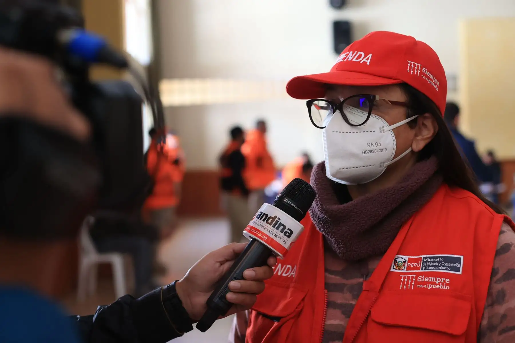 Autoridades locales y funcionarios del gobierno se reúnen para coordinar acciones en conjunto y apoyar a damnificados por el deslizamiento en Chavín de Huántar. En la reunión participan, la viceministra de vivienda y urbanismo, Cecilia Lecaros, el alcalde distrital, Dioser Ramírez y la congresista Flor Pablo.
Foto: ANDINA/Carla Patiño Ramírez