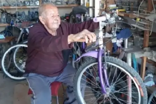 Luis Alberto Valverde Campos, usuario de Pensión 65, fue un destacado ciclista de alta competencia y actualmente atiende en su taller de reparación de bicicletas en la provincia de Ilo, región Moquegua.
