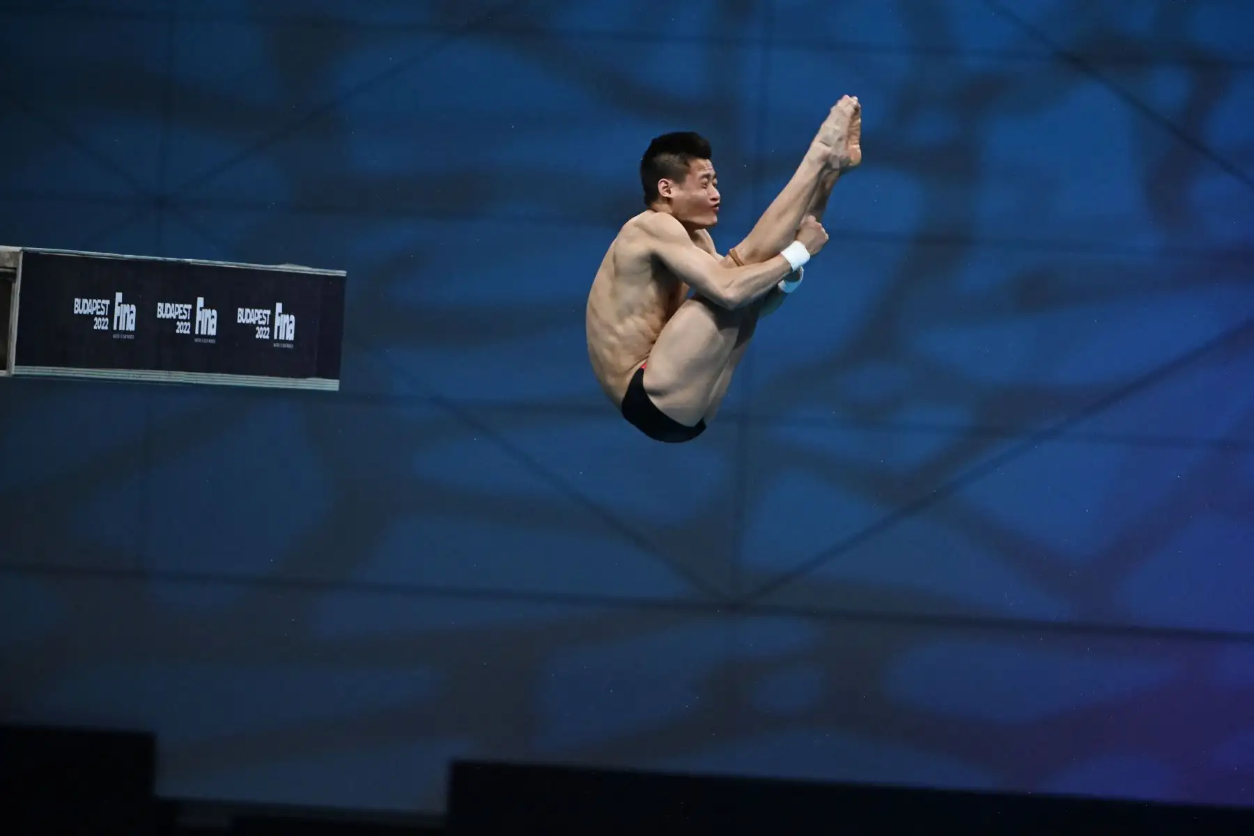 Yang Jian de China compite durante las semifinales del evento masculino de clavados de plataforma de 10 m en el Duna Arena en Budapest.
Foto: AFP