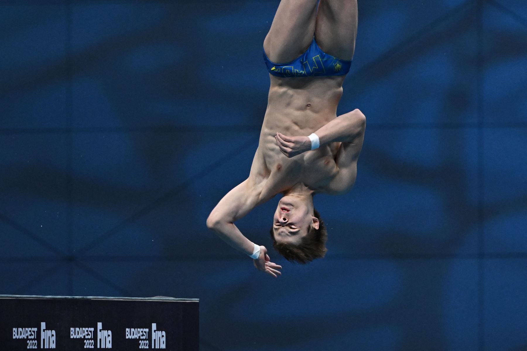 Oleksii Sereda de Ucrania compite durante las semifinales del evento masculino de clavados de plataforma de 10 m en el Duna Arena en Budapest.
Foto: AFP