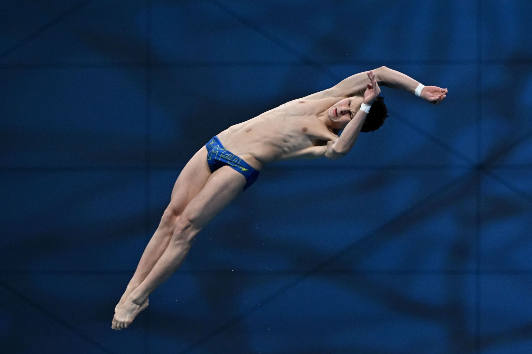 Oleksii Sereda de Ucrania compite durante las semifinales del evento masculino de clavados de plataforma de 10 m en el Duna Arena en Budapest.
Foto: AFP