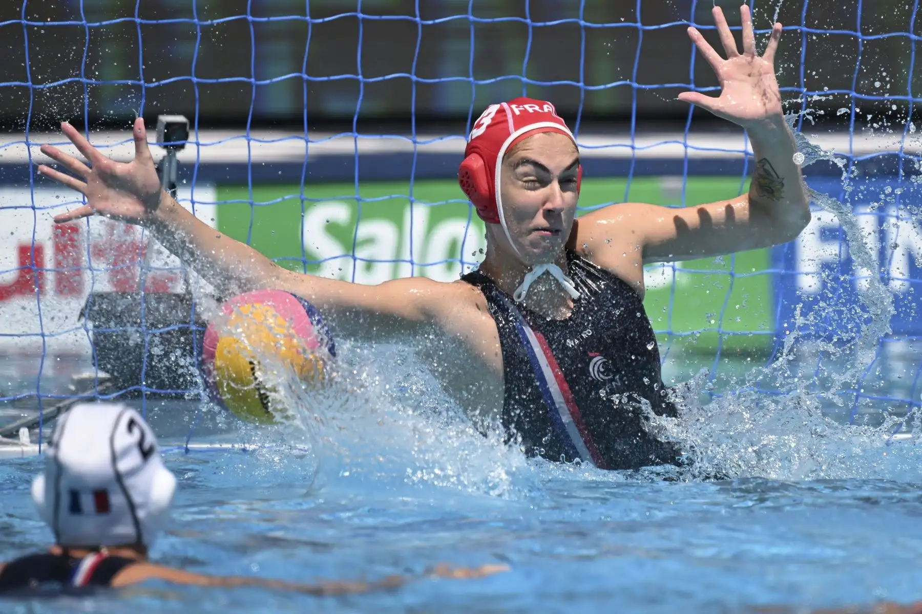 La portera Anne Collas de Francia en acción durante el partido de waterpolo femenino entre Francia y Grecia jugó por el 7º lugar en el 19º Campeonato Mundial de Acuáticos de la FINA en la Piscina Nacional Deportiva Hajos Alfred en Budapest, Hungría.
Foto: EFE