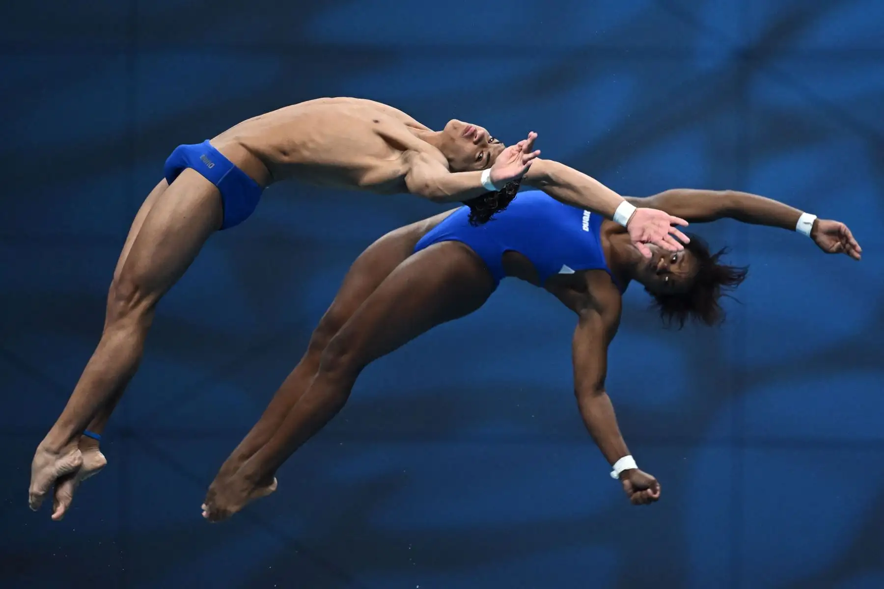 Carlos Daniel Ramos Rodríguez y Anisley García Navarro, de Cuba, compiten durante las finales mixtas de clavados sincronizados de 10 m en el Duna Arena de Budapest.
Foto: AFP