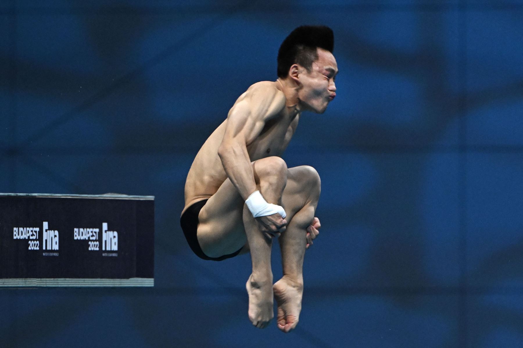 Yang Hao de China durante las semifinales del evento masculino de clavados en plataforma de 10 m en el Duna Arena de Budapest.
Foto: AFP